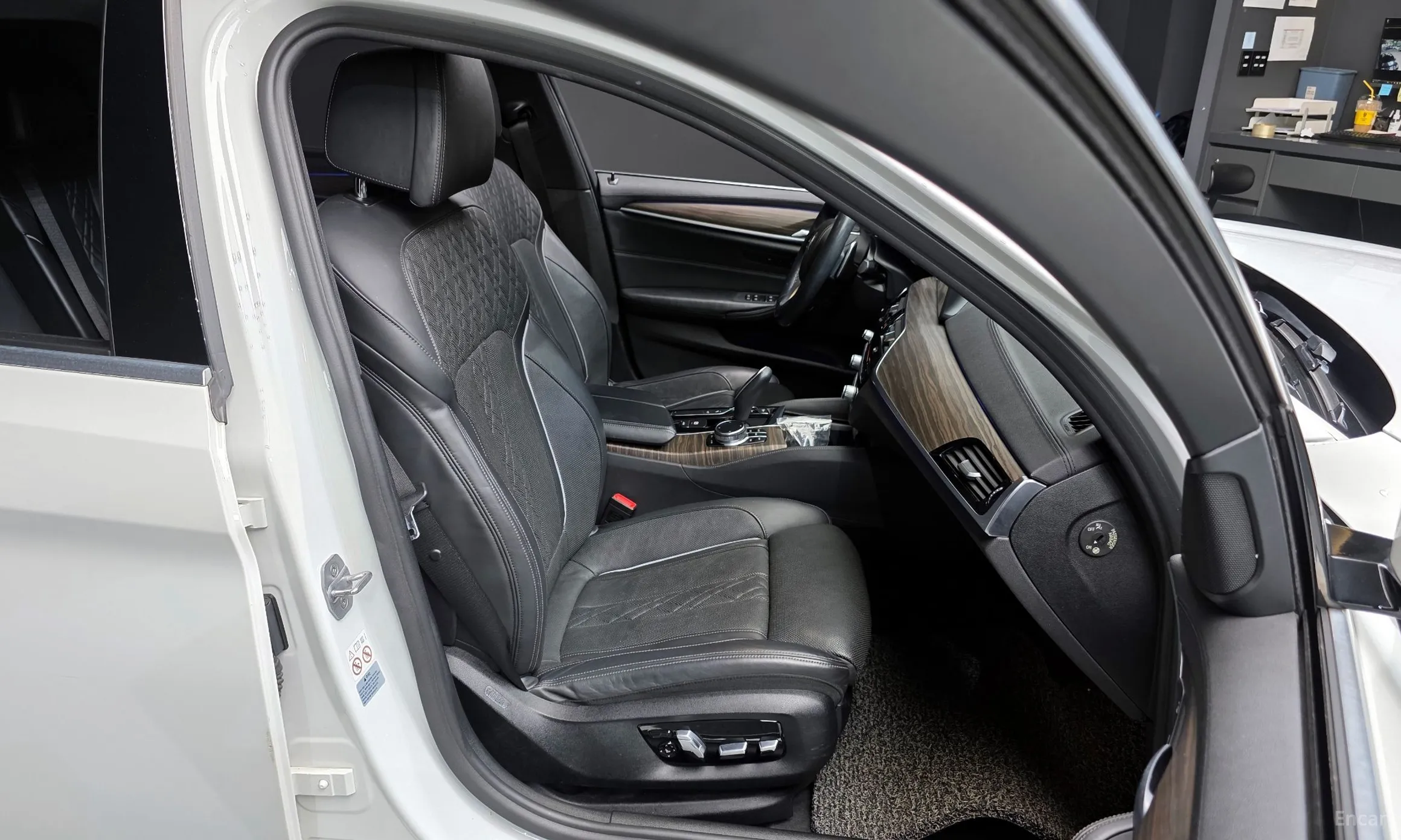 BMW 5 Series (G30) превью 12