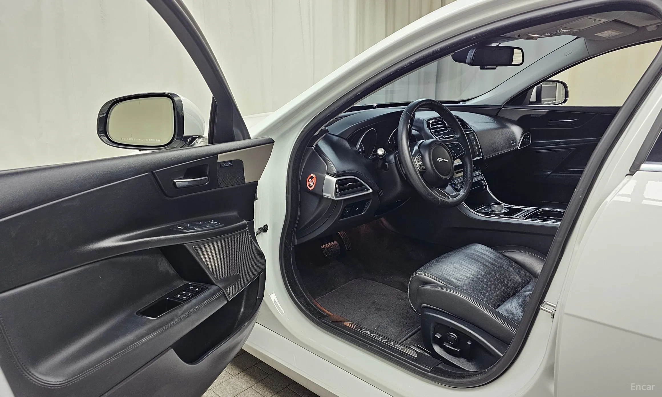 Jaguar XE превью 10