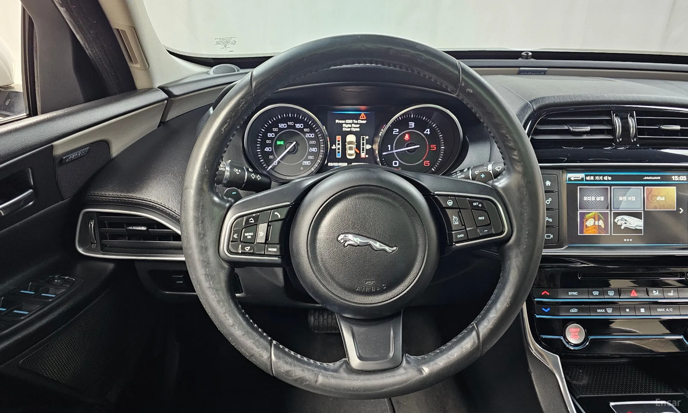 Jaguar XE превью 13