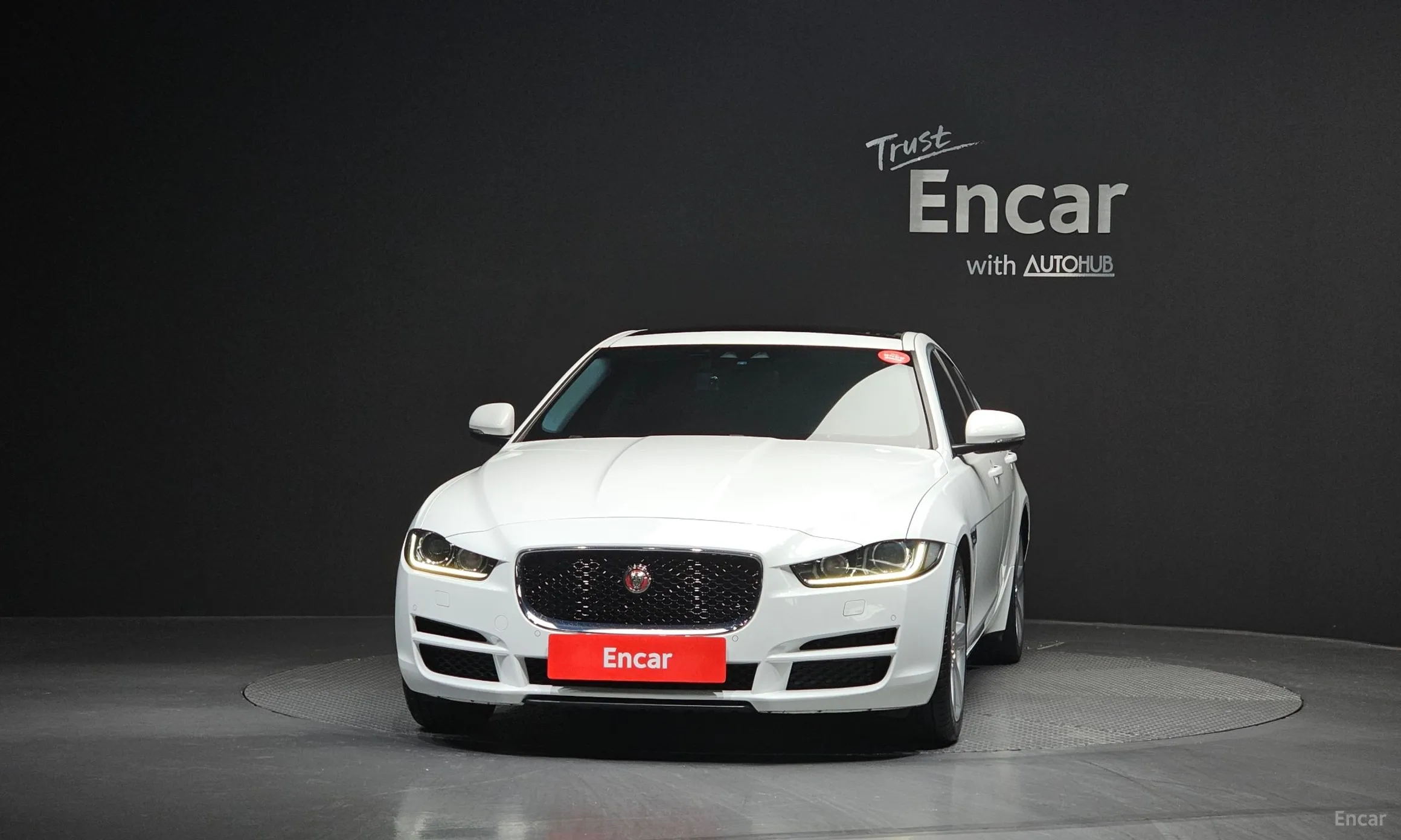 Jaguar XE превью 3