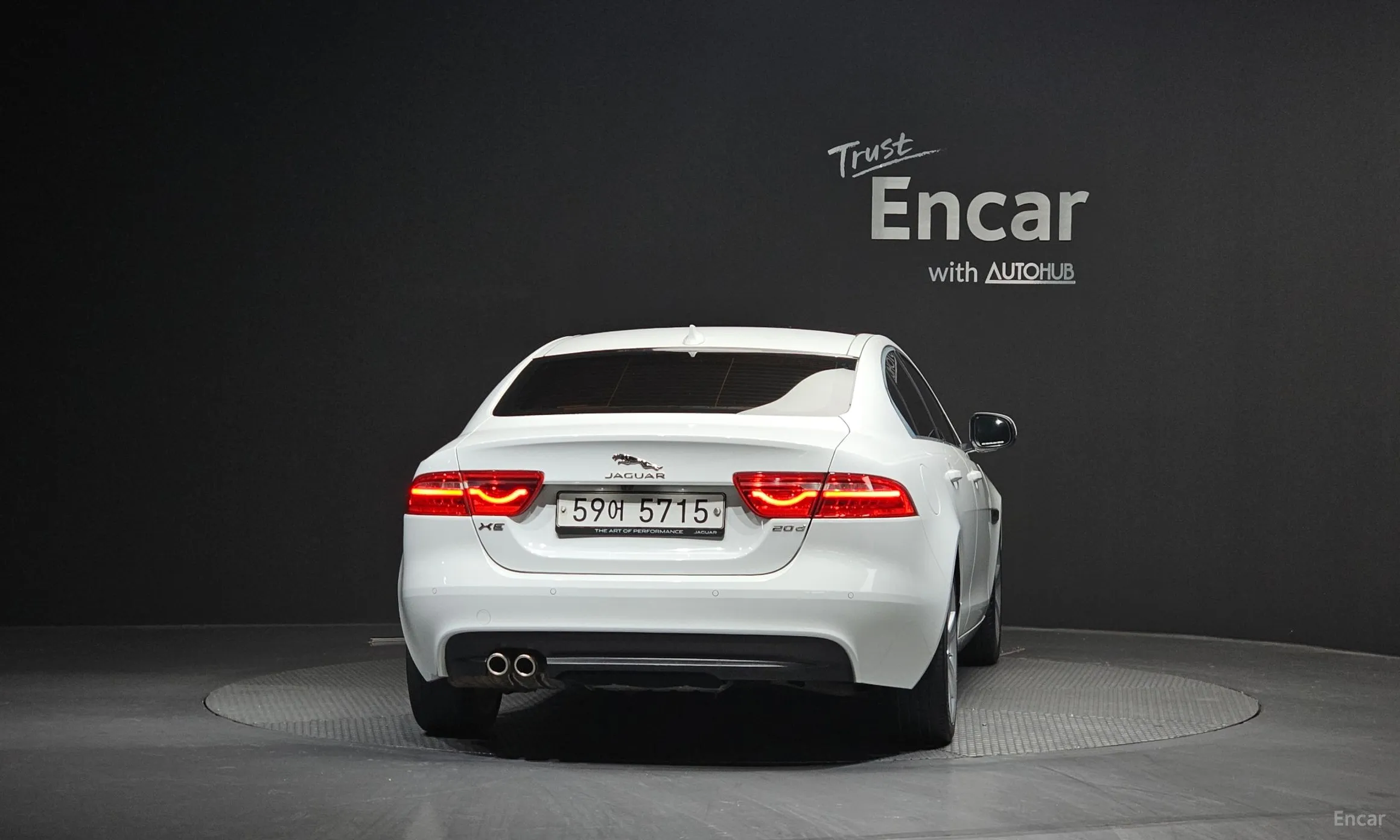 Jaguar XE превью 4