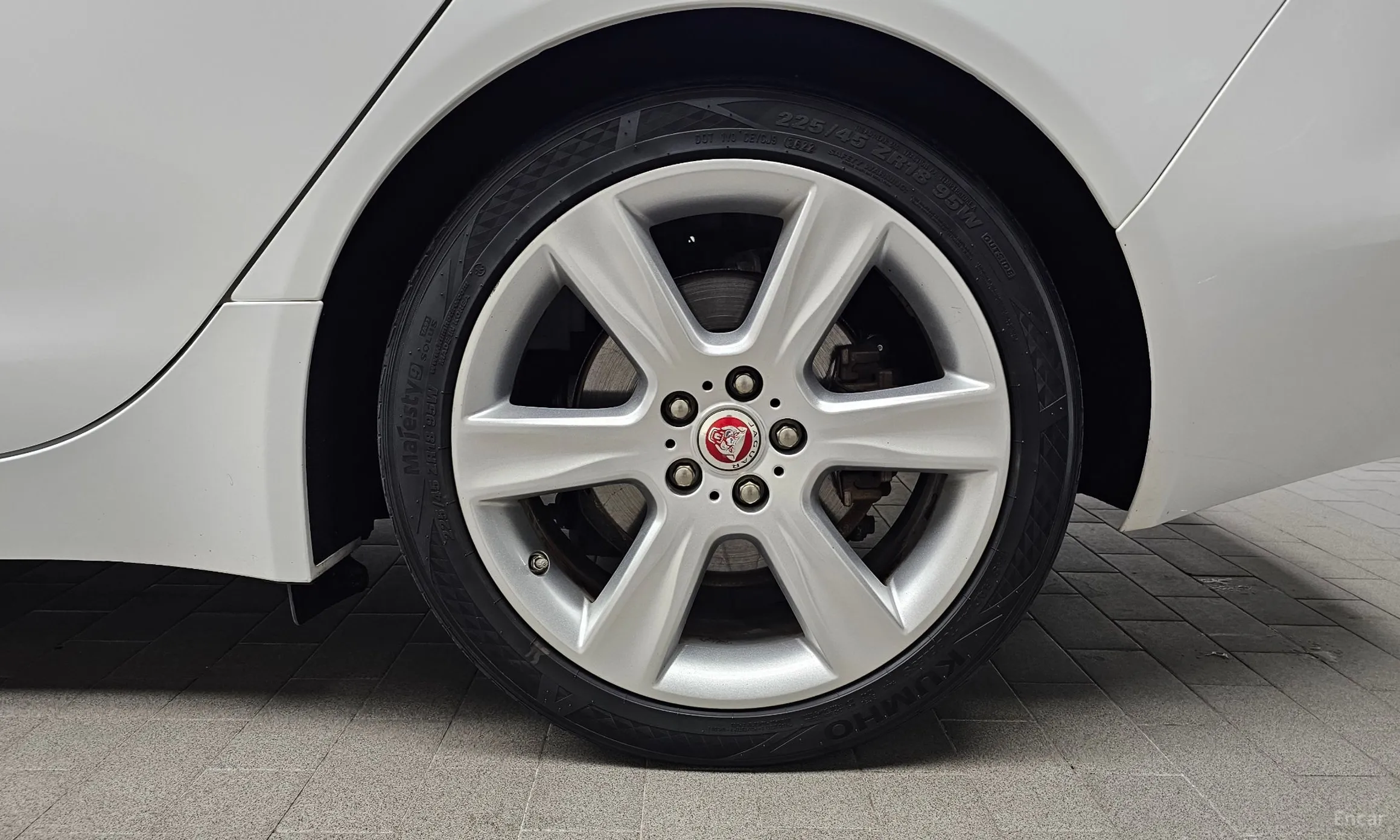 Jaguar XE превью 5