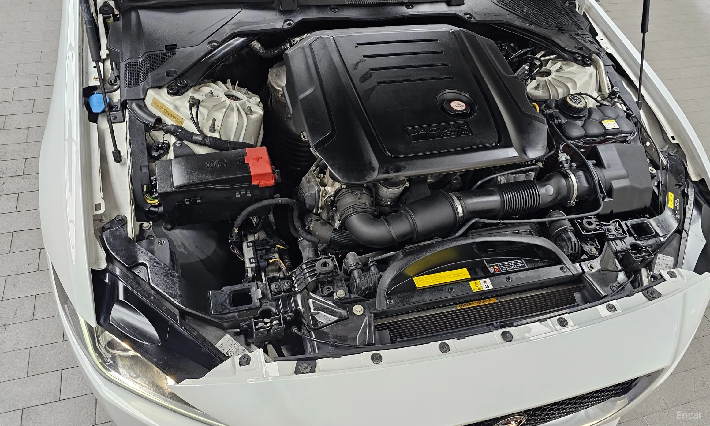 Jaguar XE превью 6