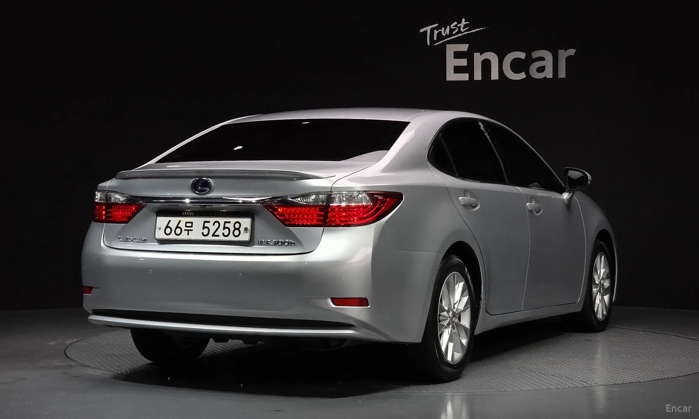 Lexus New ES300h