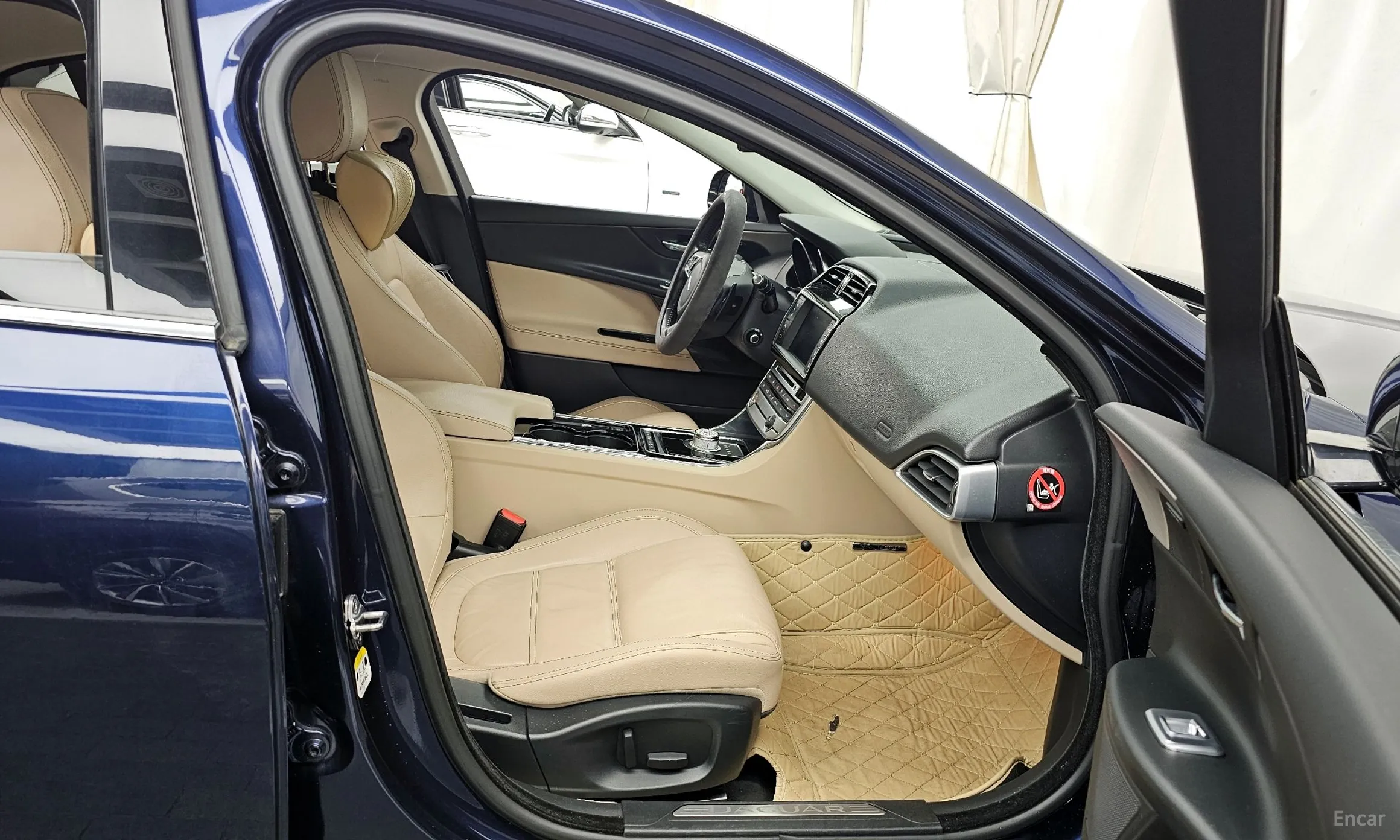 Jaguar XE превью 11