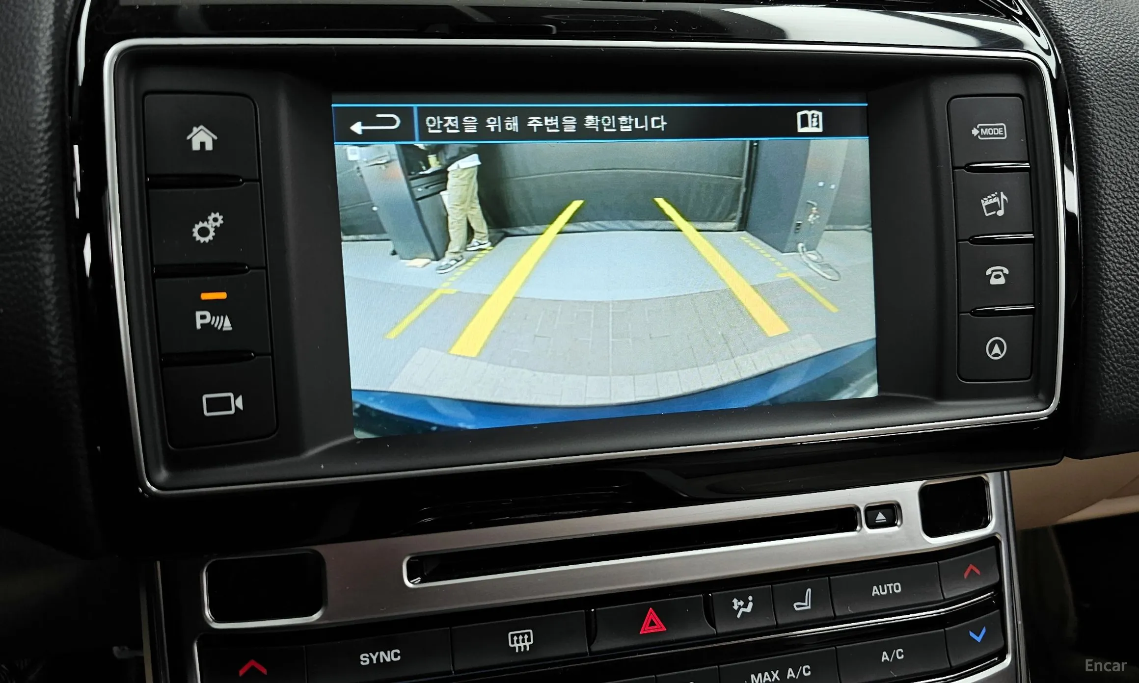 Jaguar XE превью 17