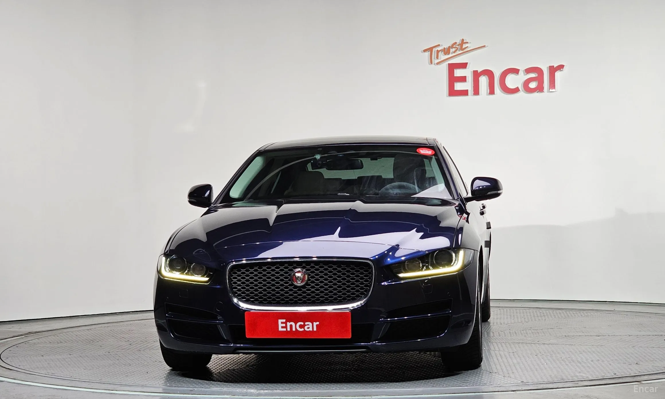Jaguar XE превью 3