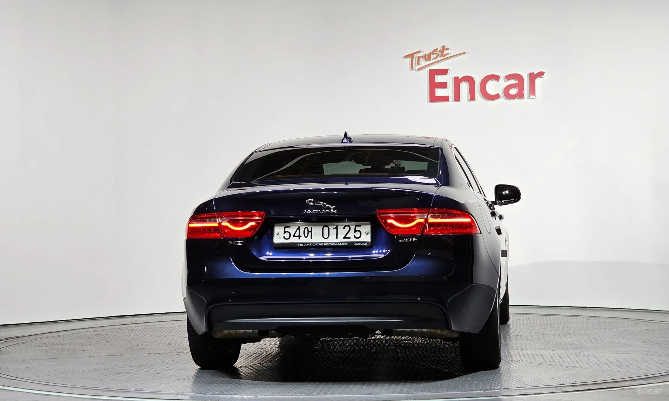 Jaguar XE превью 4