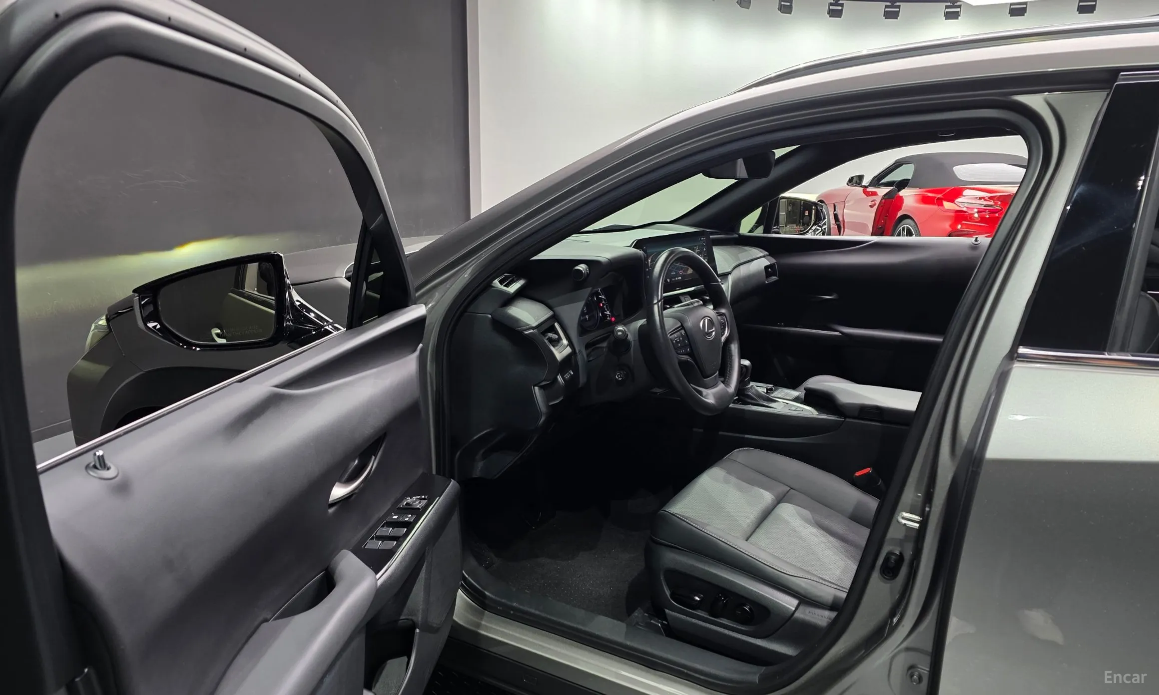 Lexus UX250h превью 11
