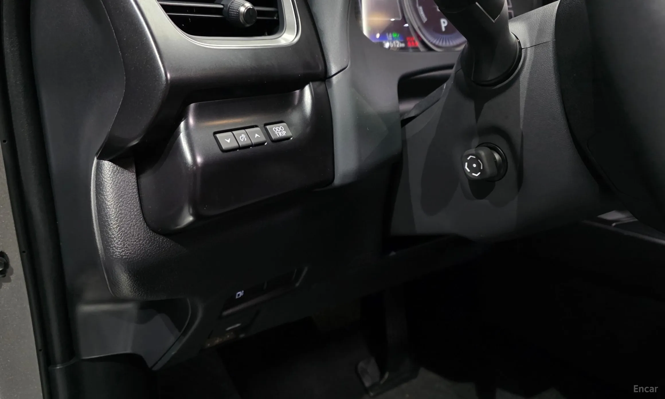 Lexus UX250h превью 17