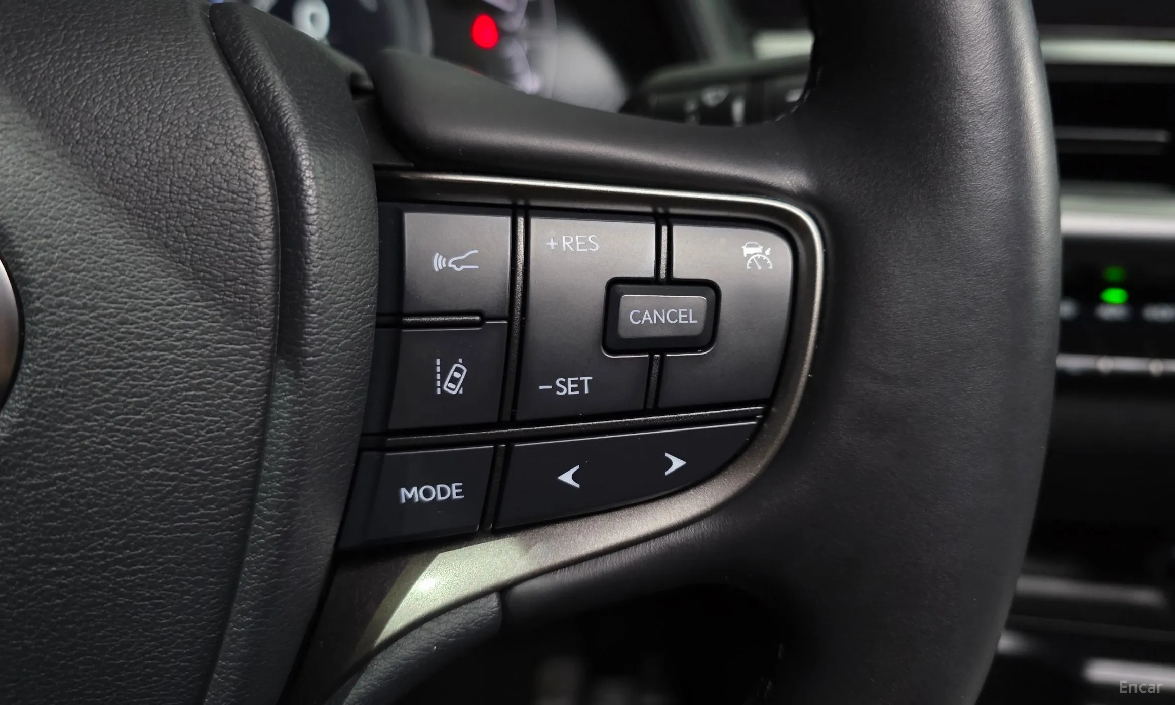Lexus UX250h превью 18