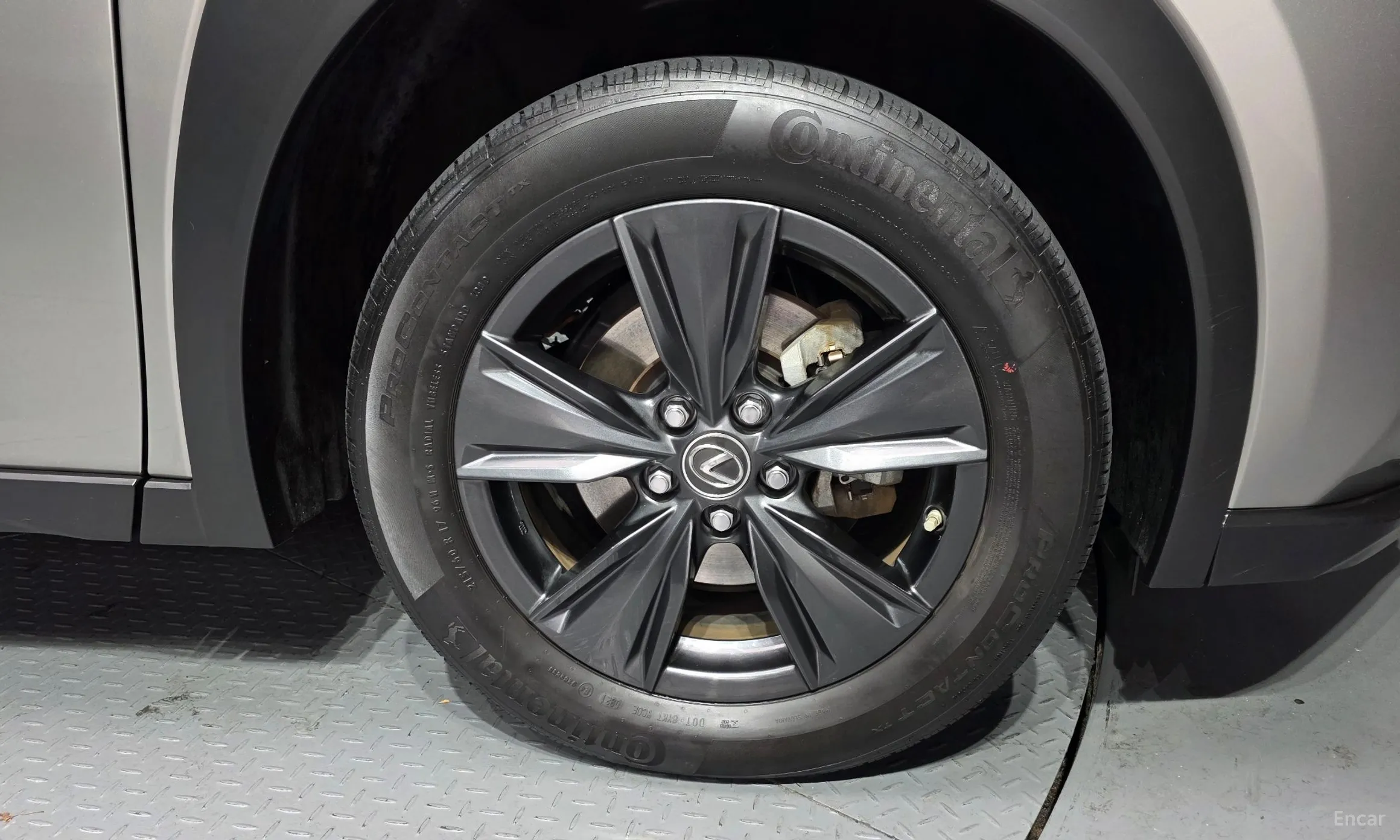 Lexus UX250h превью 5