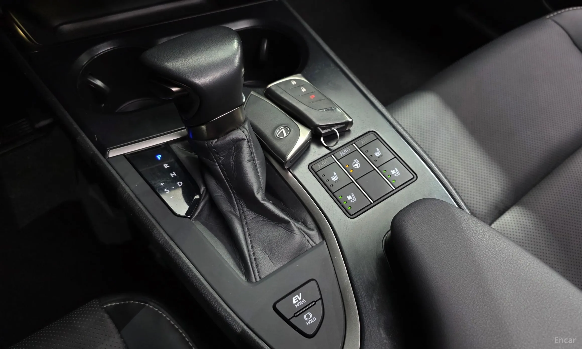 Lexus UX250h превью 9
