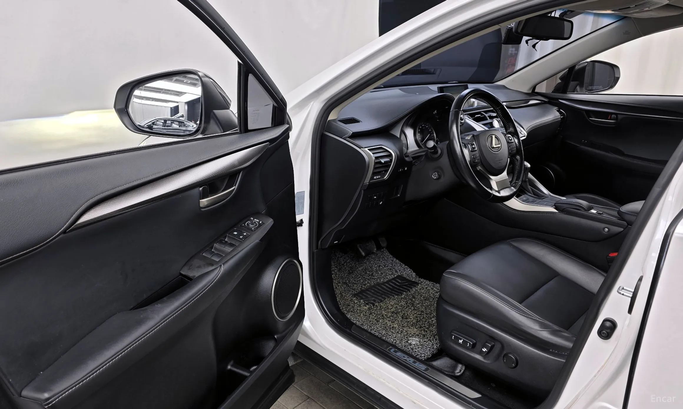 Lexus NX300h превью 10
