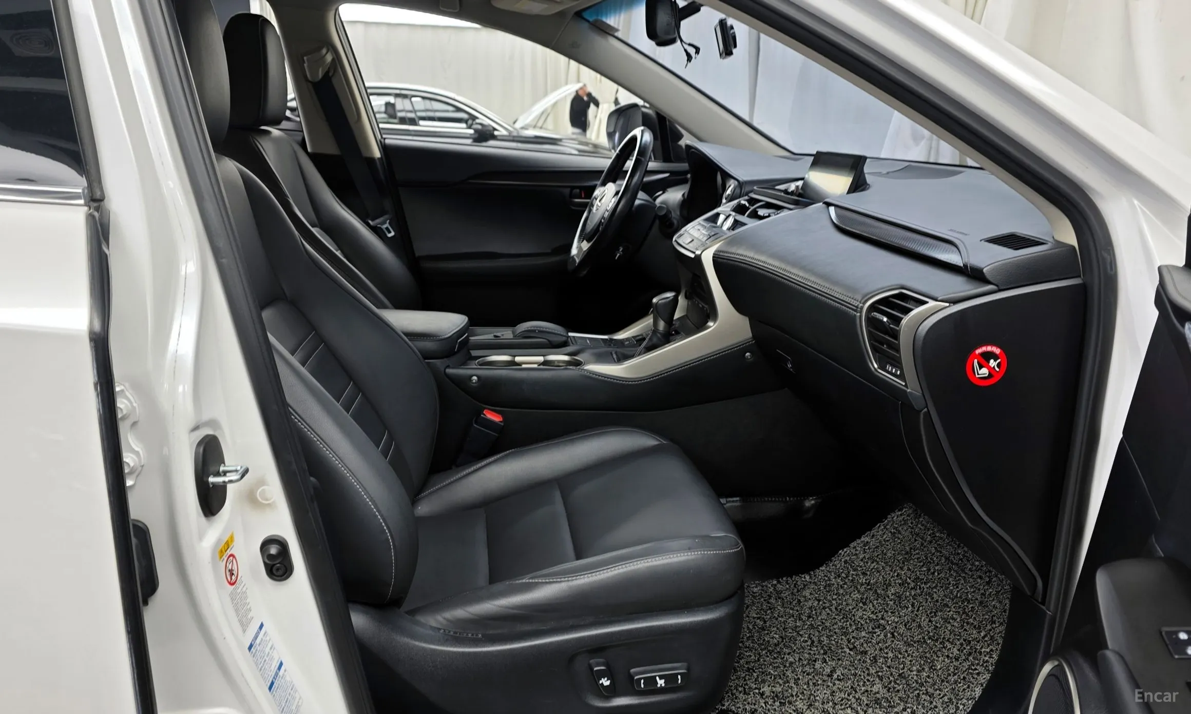 Lexus NX300h превью 11