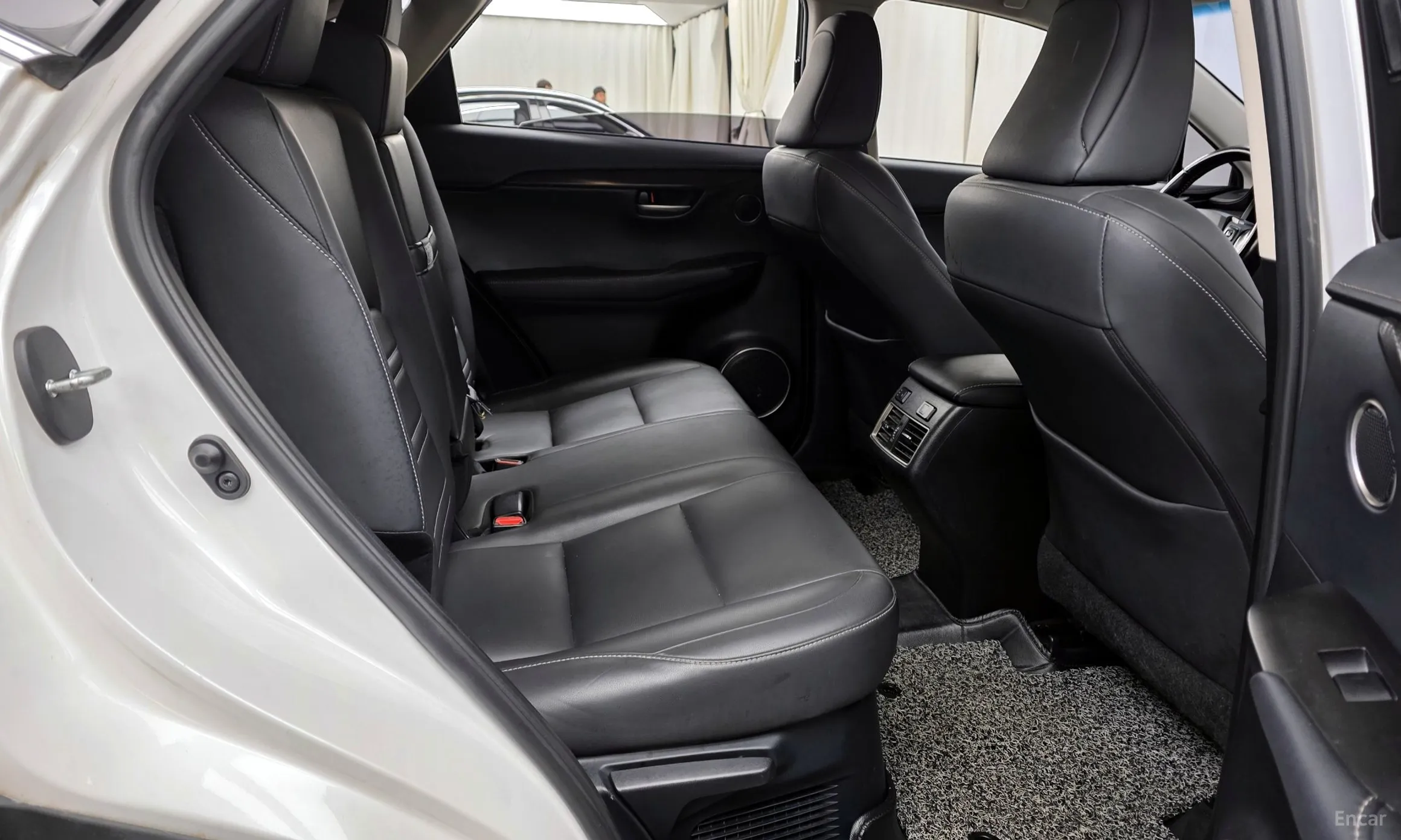 Lexus NX300h превью 12