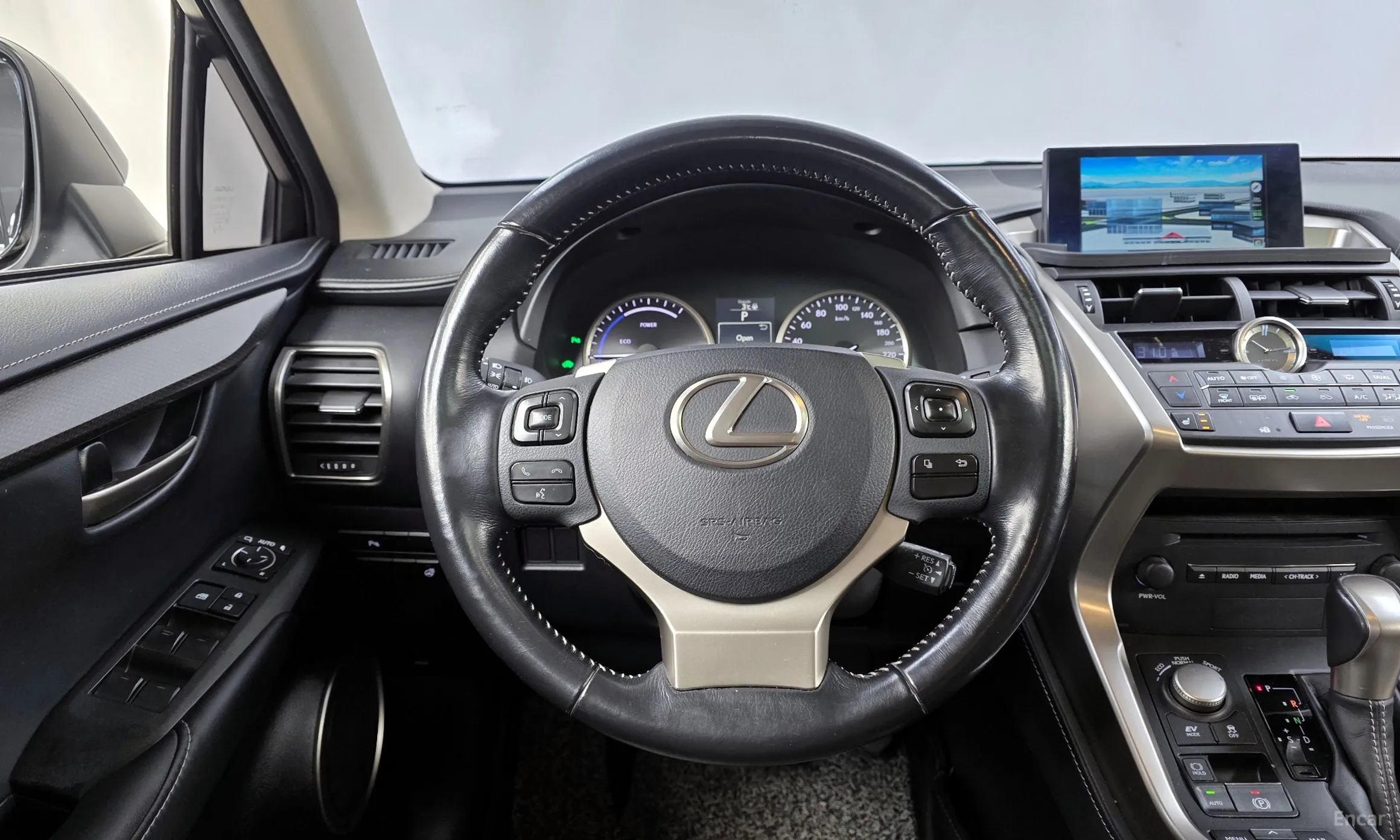 Lexus NX300h превью 13
