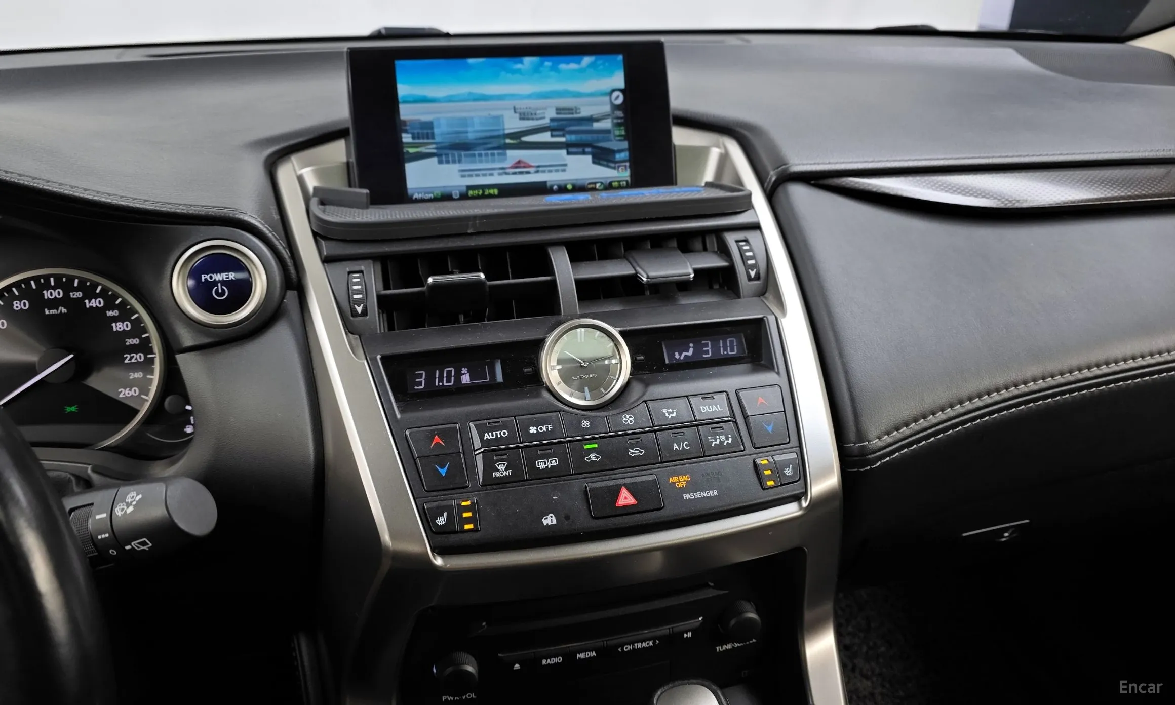 Lexus NX300h превью 14
