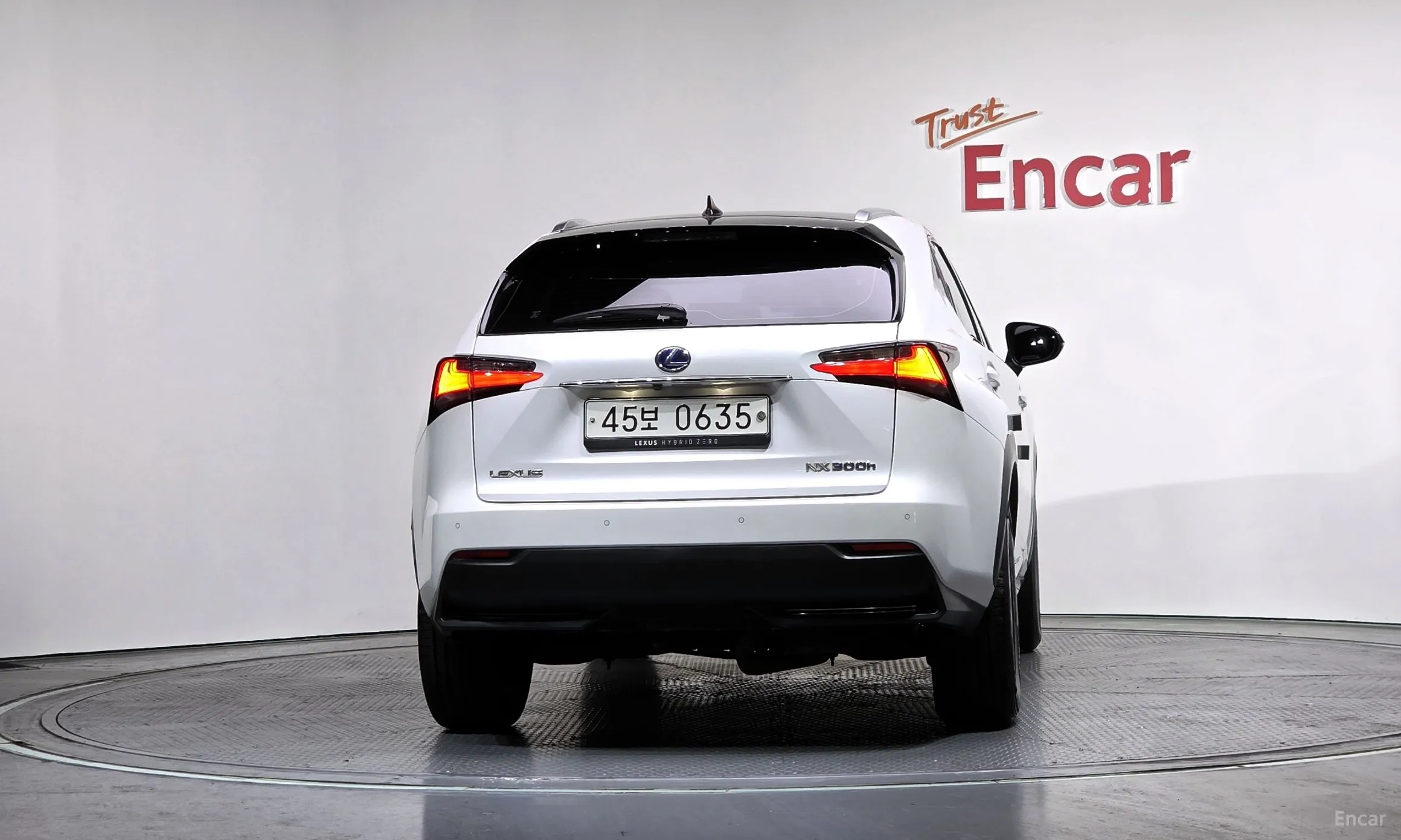Lexus NX300h превью 4