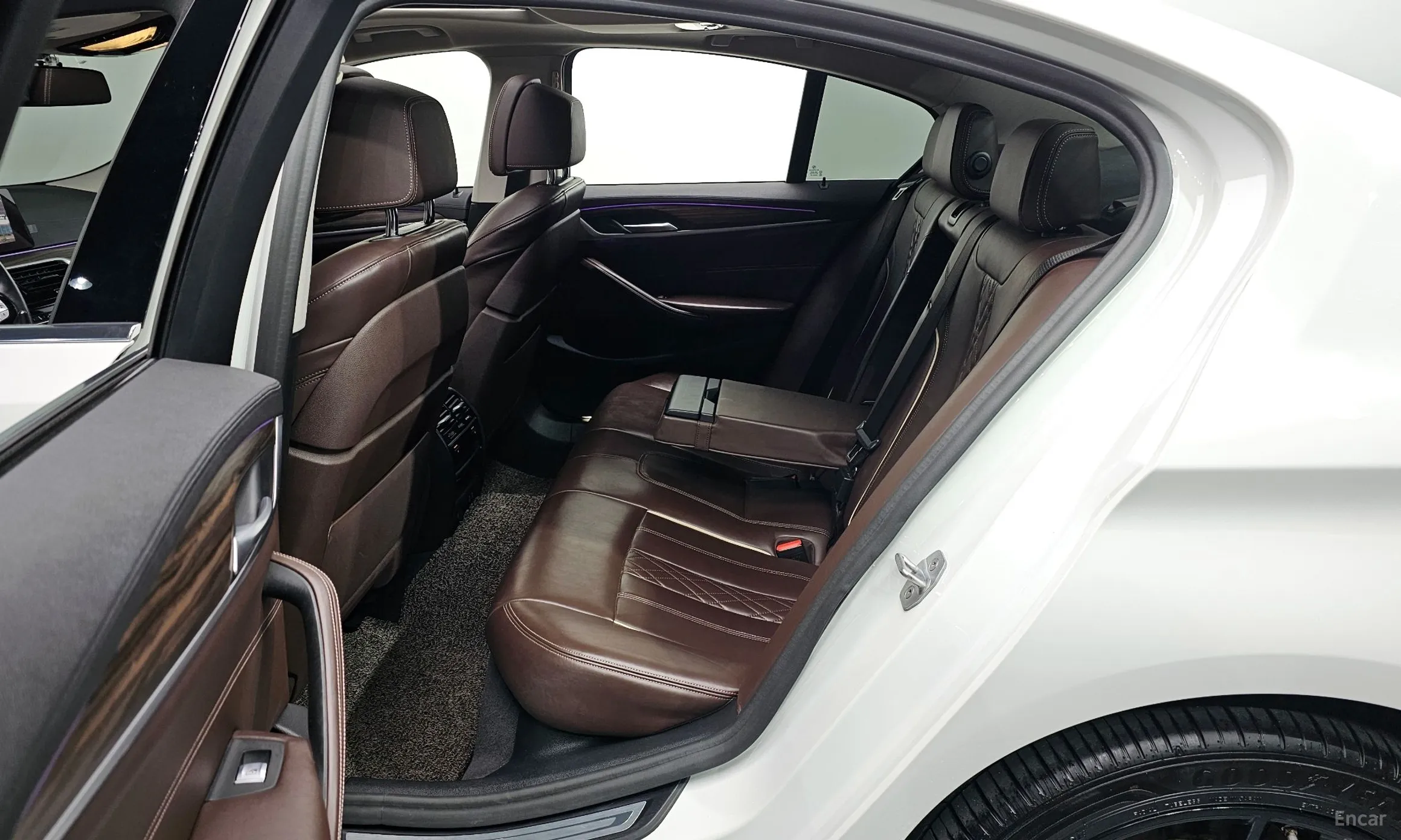 BMW 5 Series (G30) превью 12