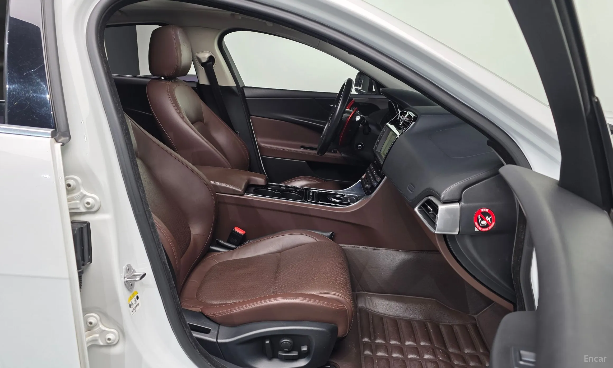 Jaguar XE превью 10