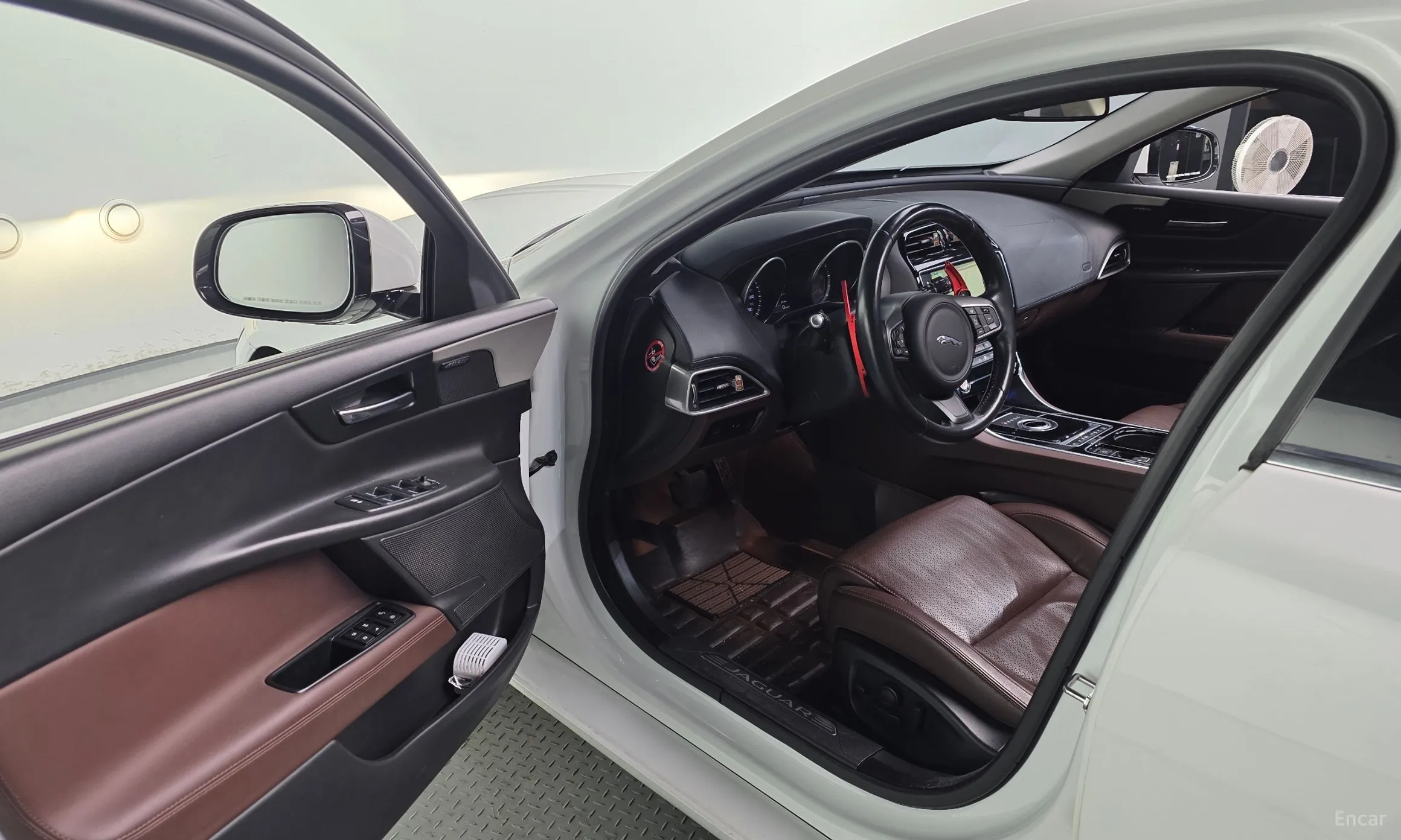Jaguar XE превью 11