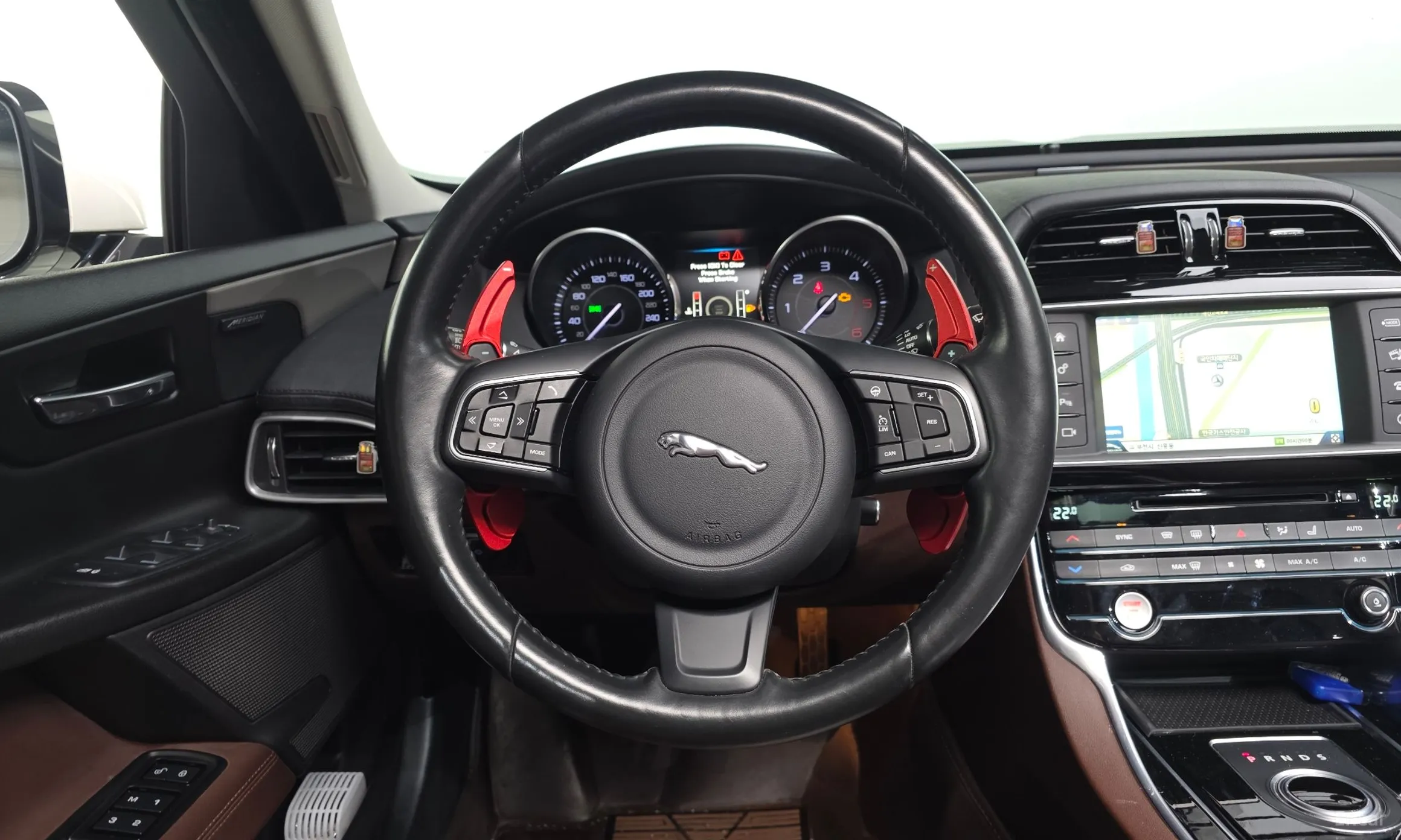 Jaguar XE превью 13