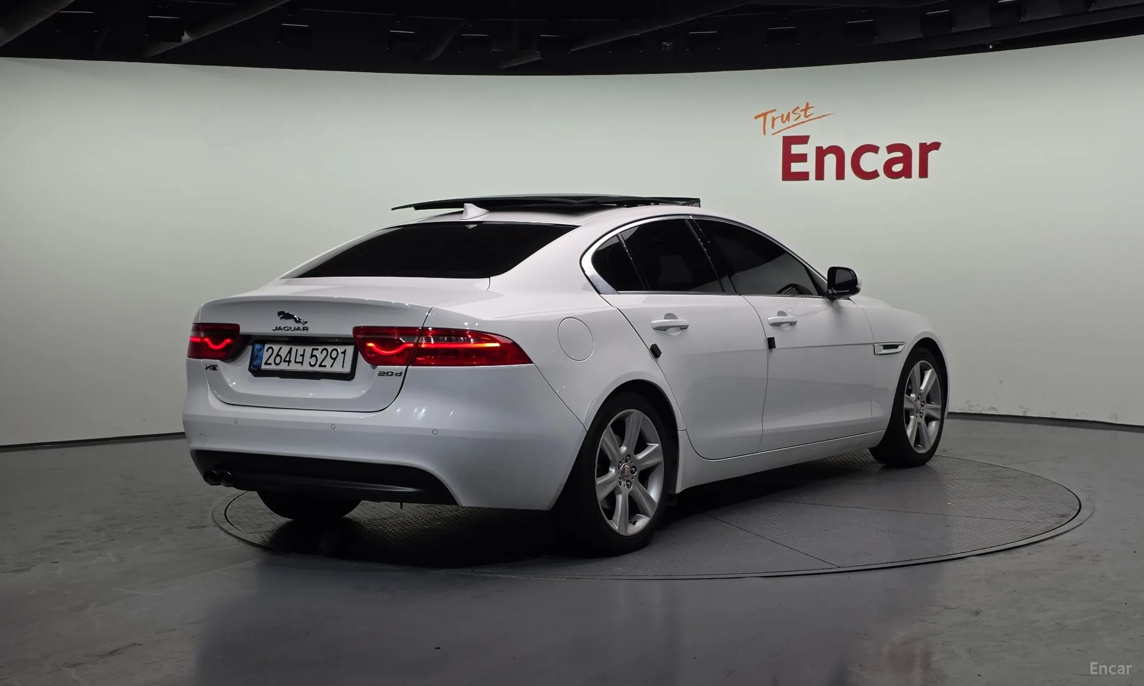Jaguar XE превью 2