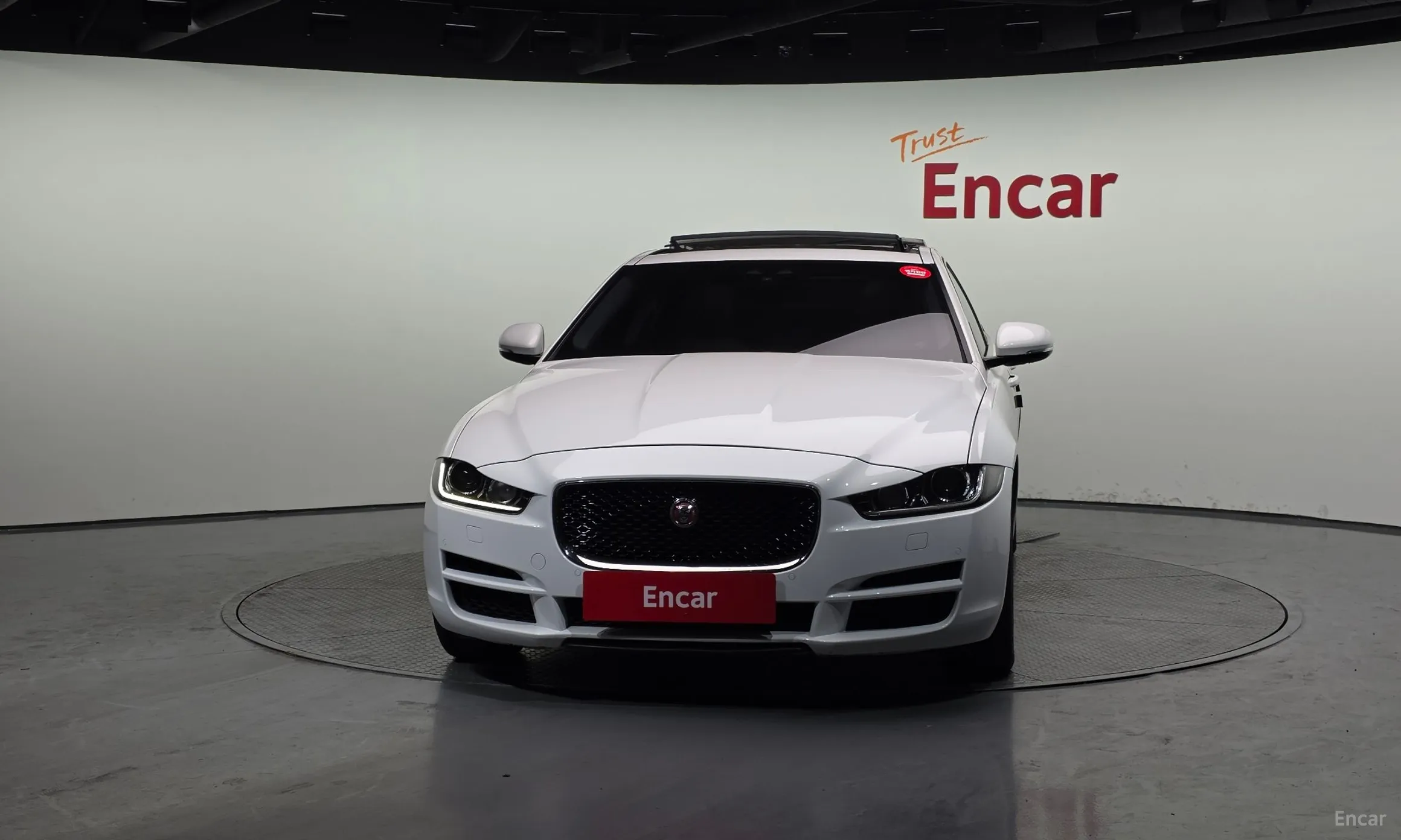Jaguar XE превью 3