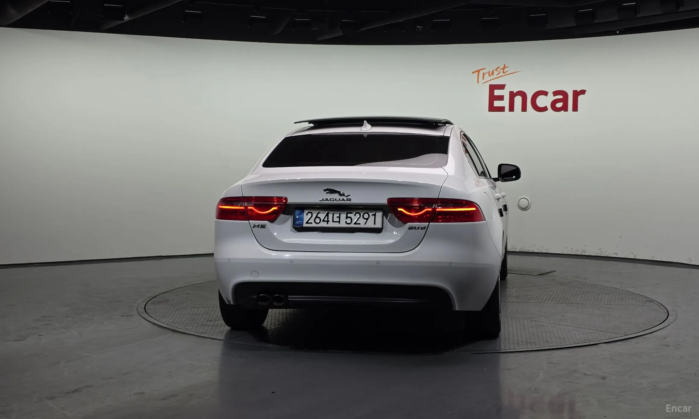 Jaguar XE превью 4