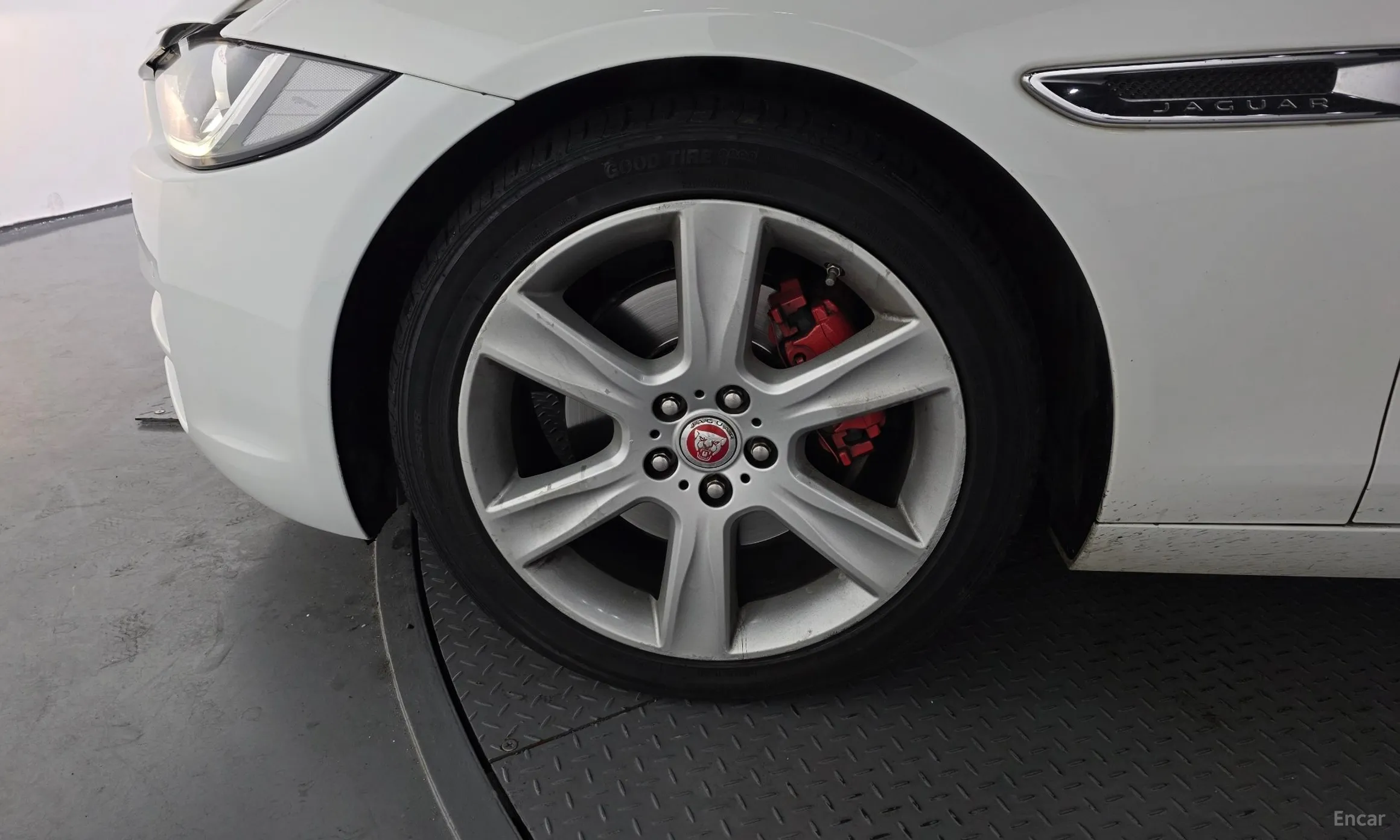 Jaguar XE превью 5