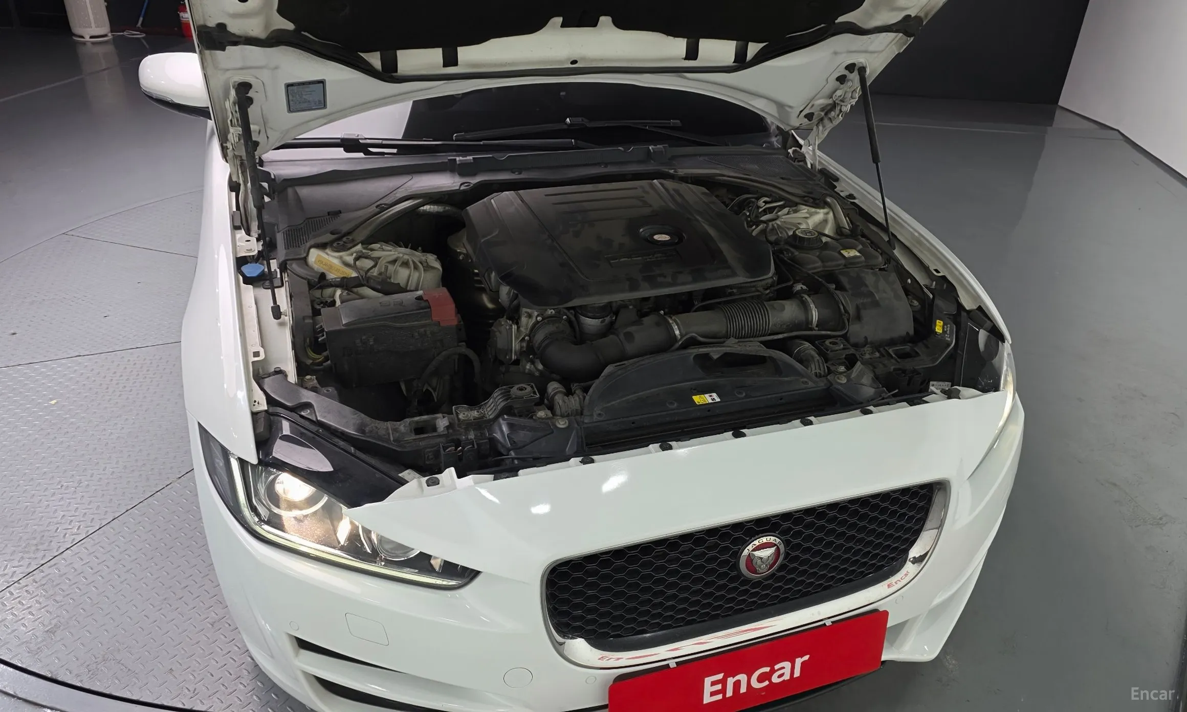 Jaguar XE превью 6