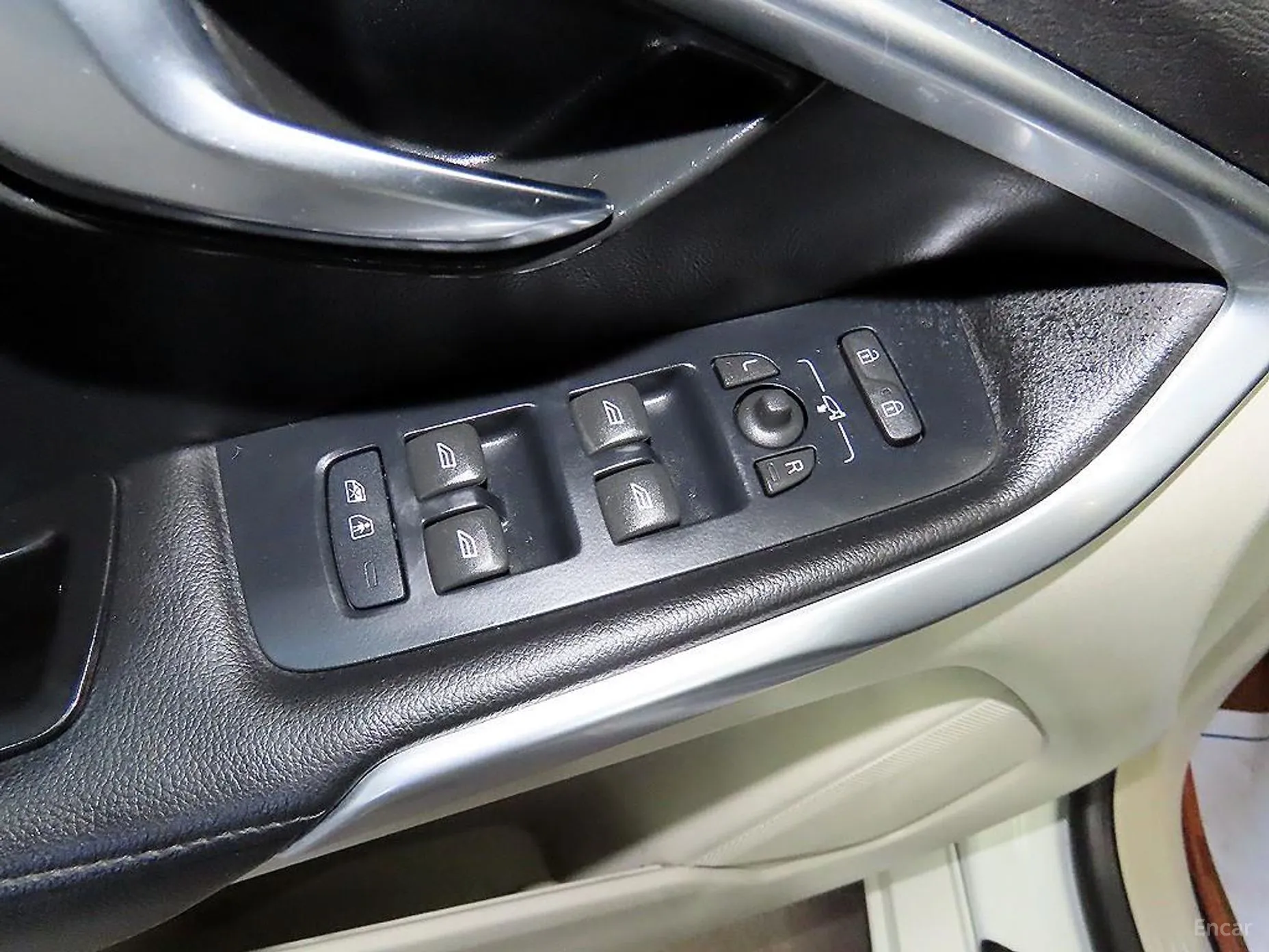 Volvo V40 превью 13