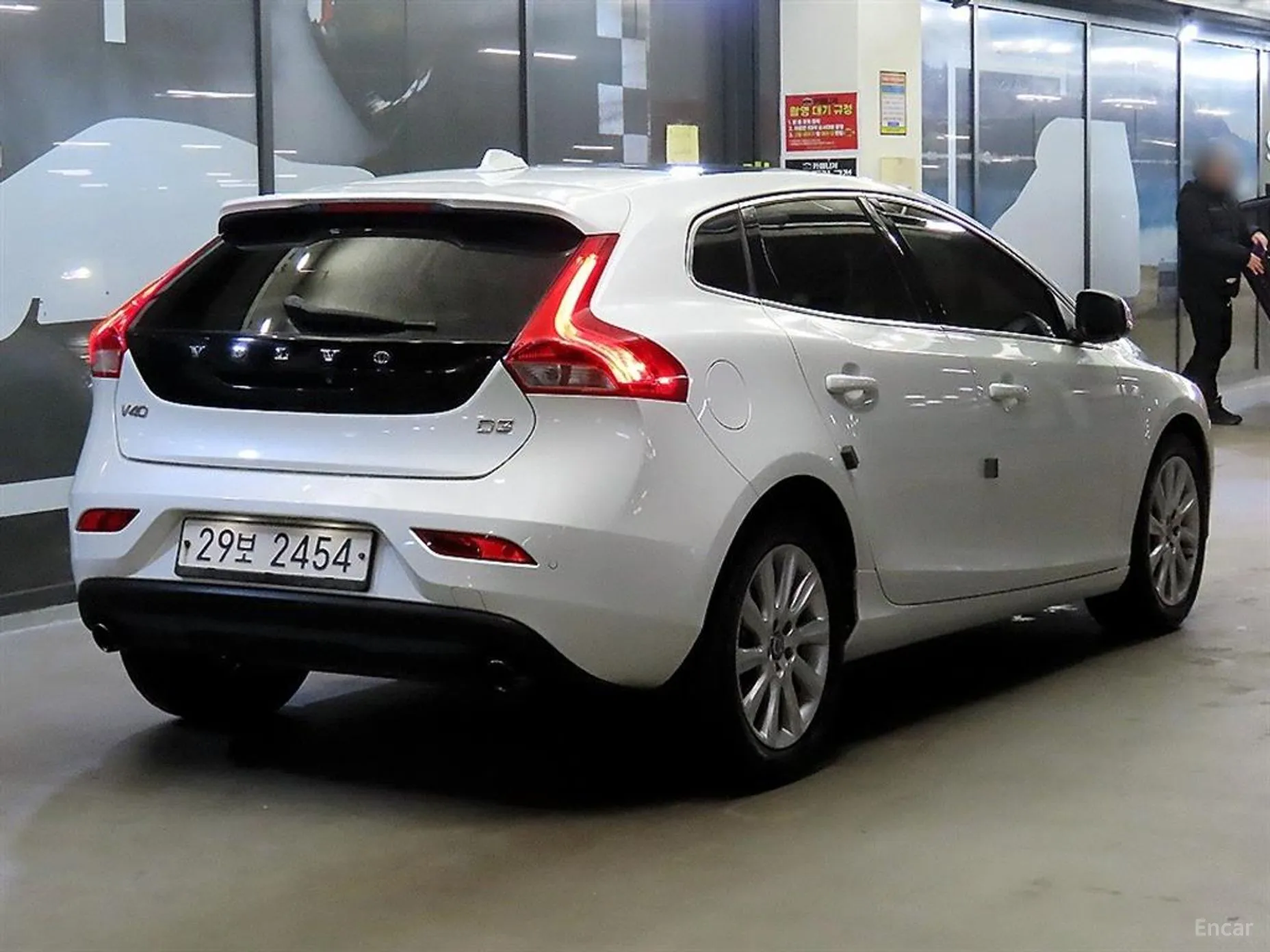 Volvo V40 превью 4
