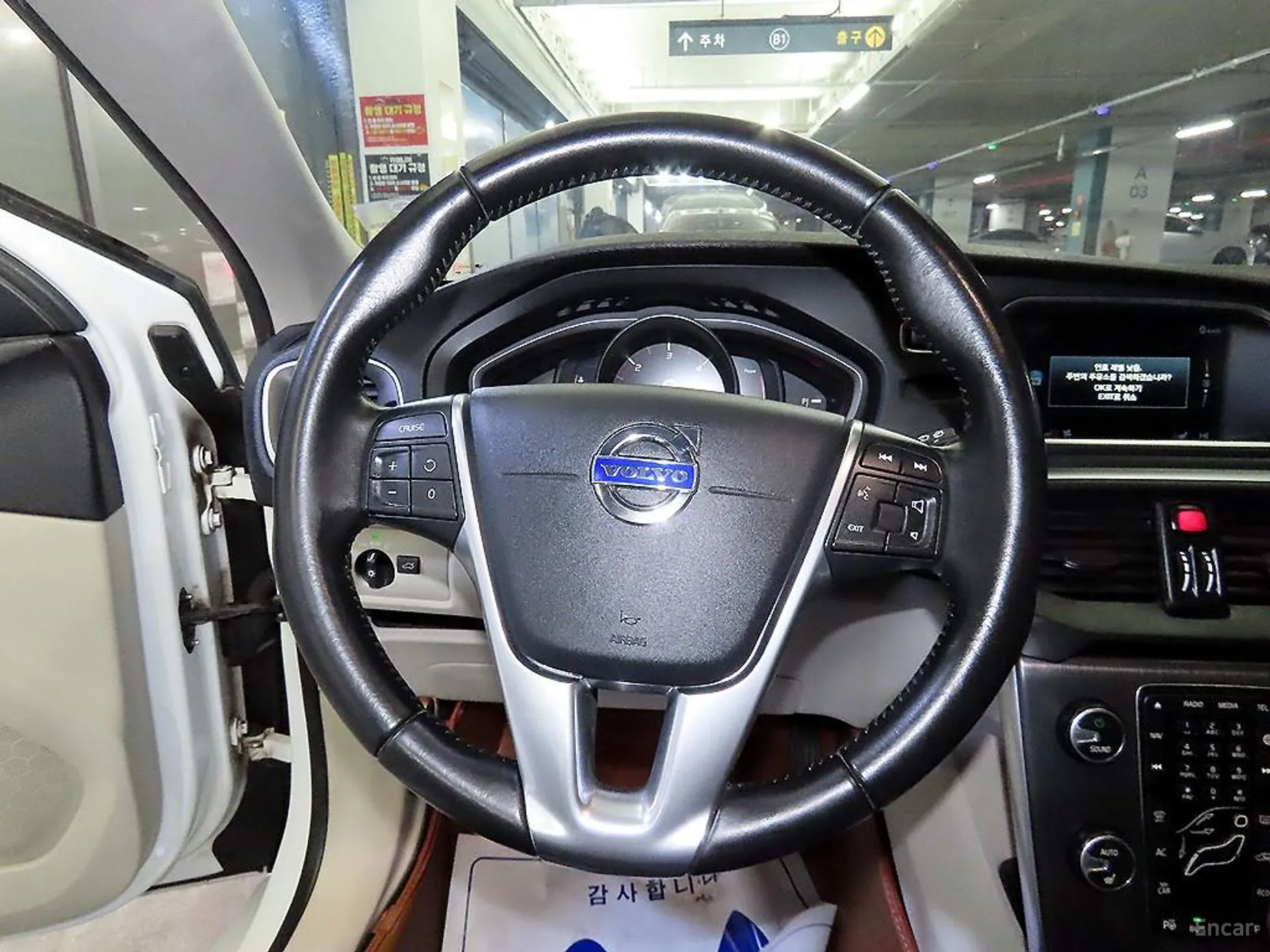 Volvo V40 превью 8