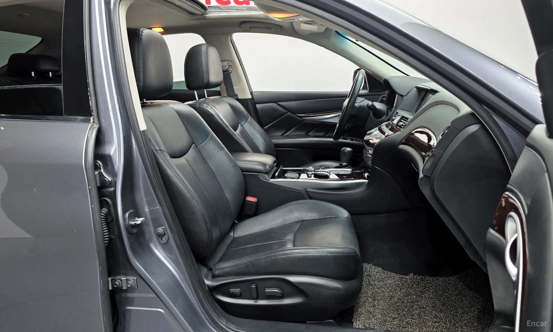 Infiniti Q70 превью 10