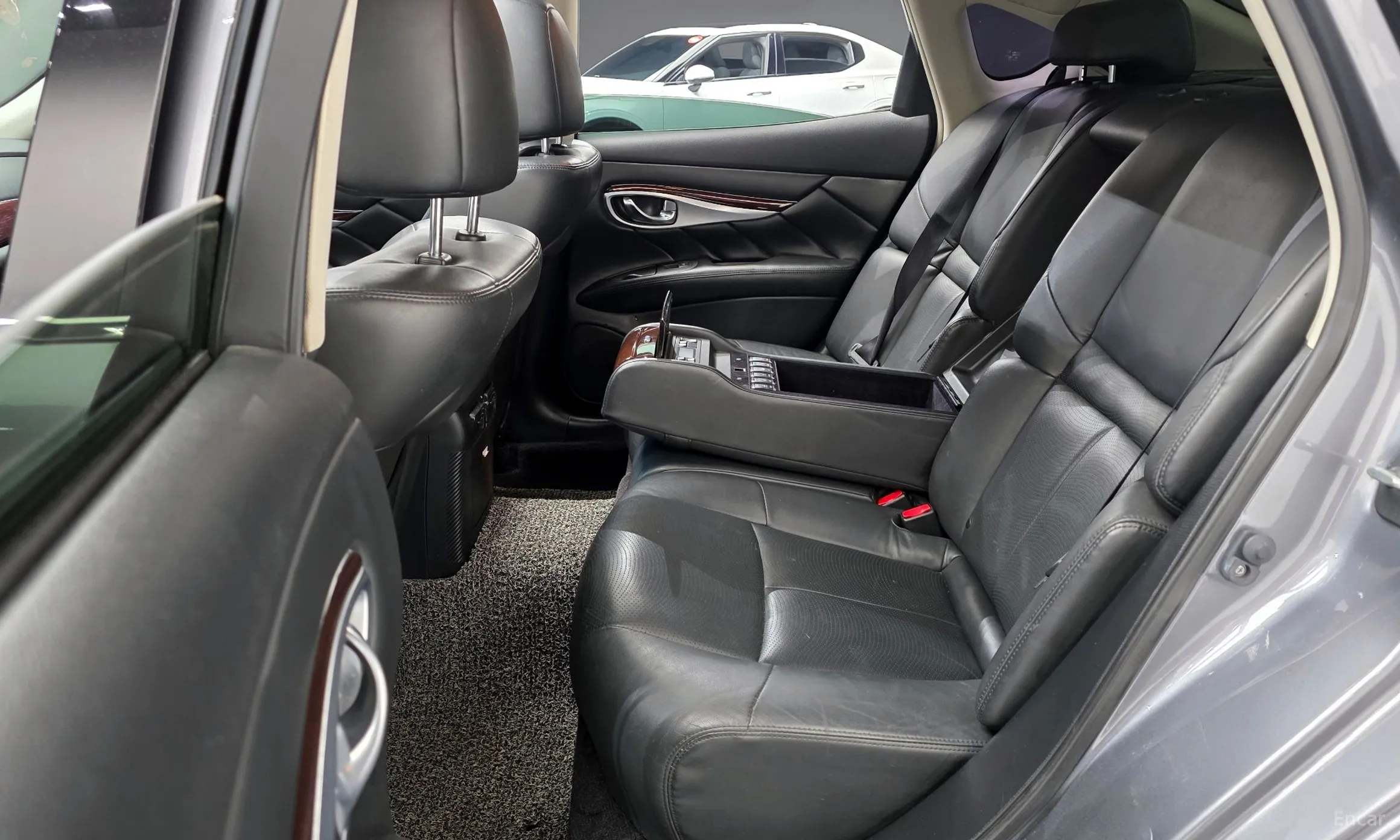 Infiniti Q70 превью 12