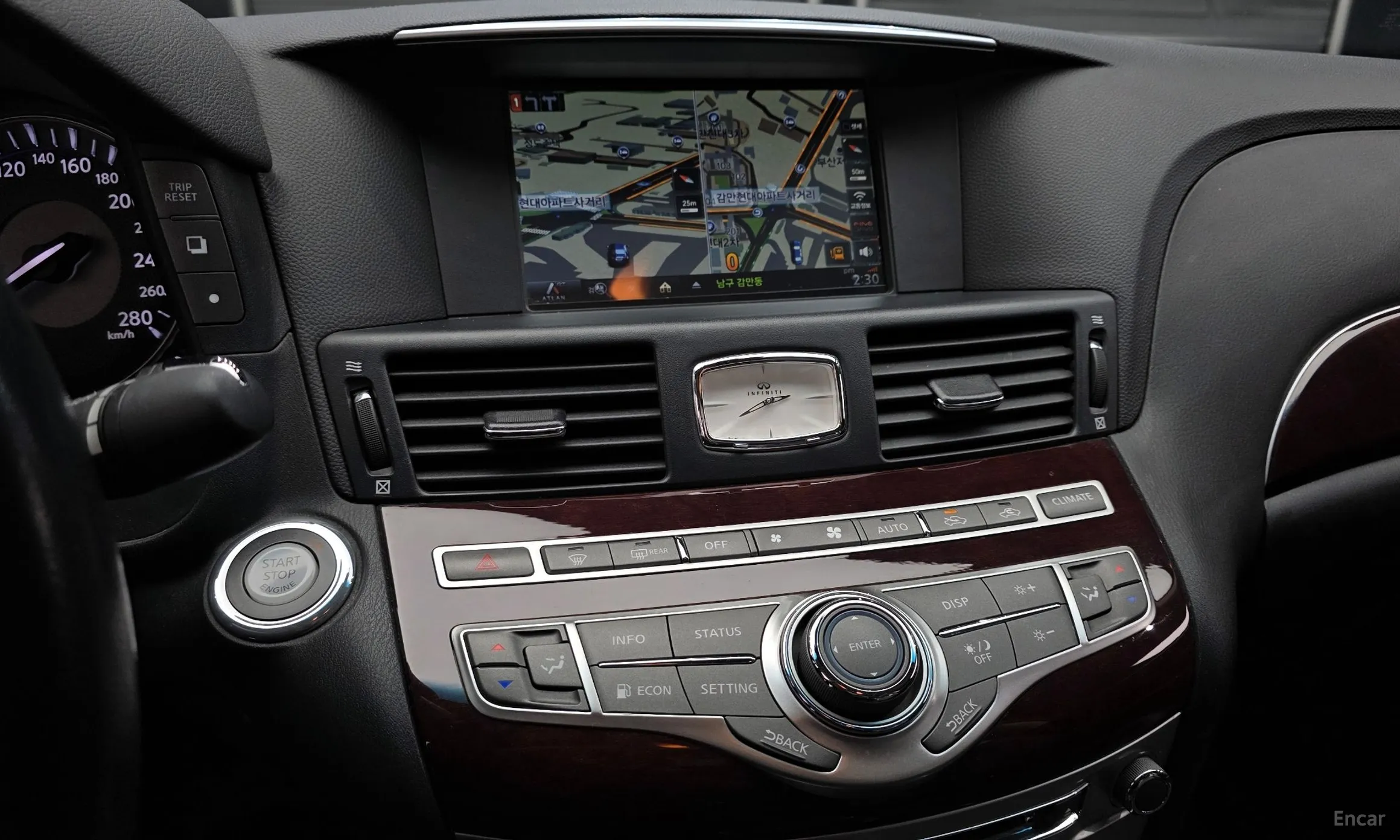 Infiniti Q70 превью 14