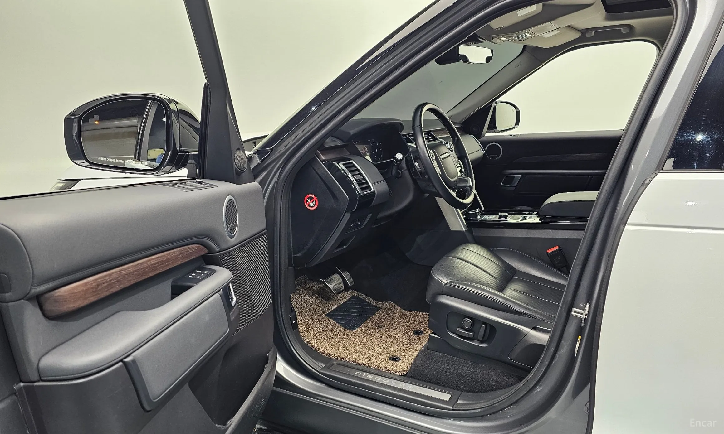 Land Rover Discovery 5 превью 10