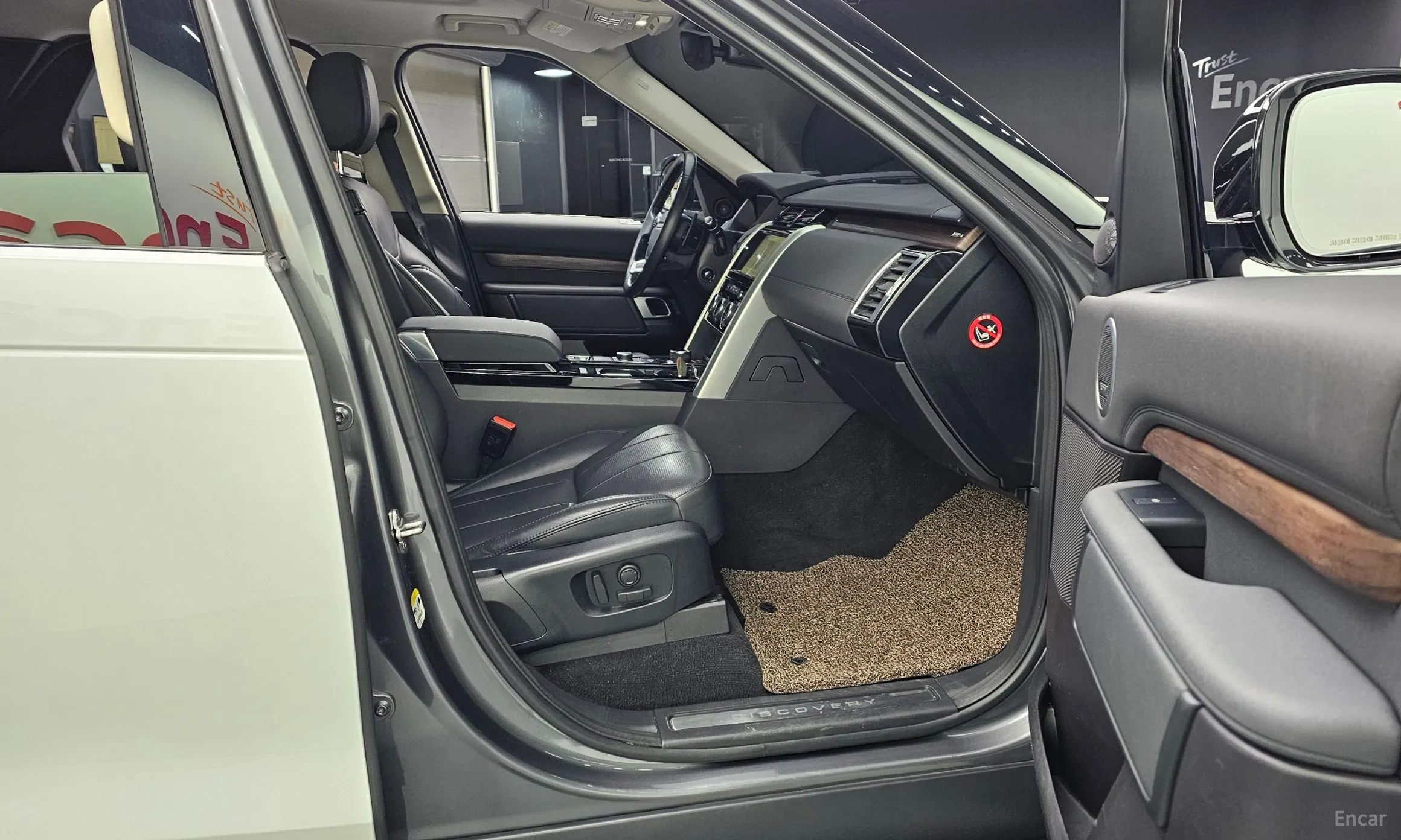 Land Rover Discovery 5 превью 11