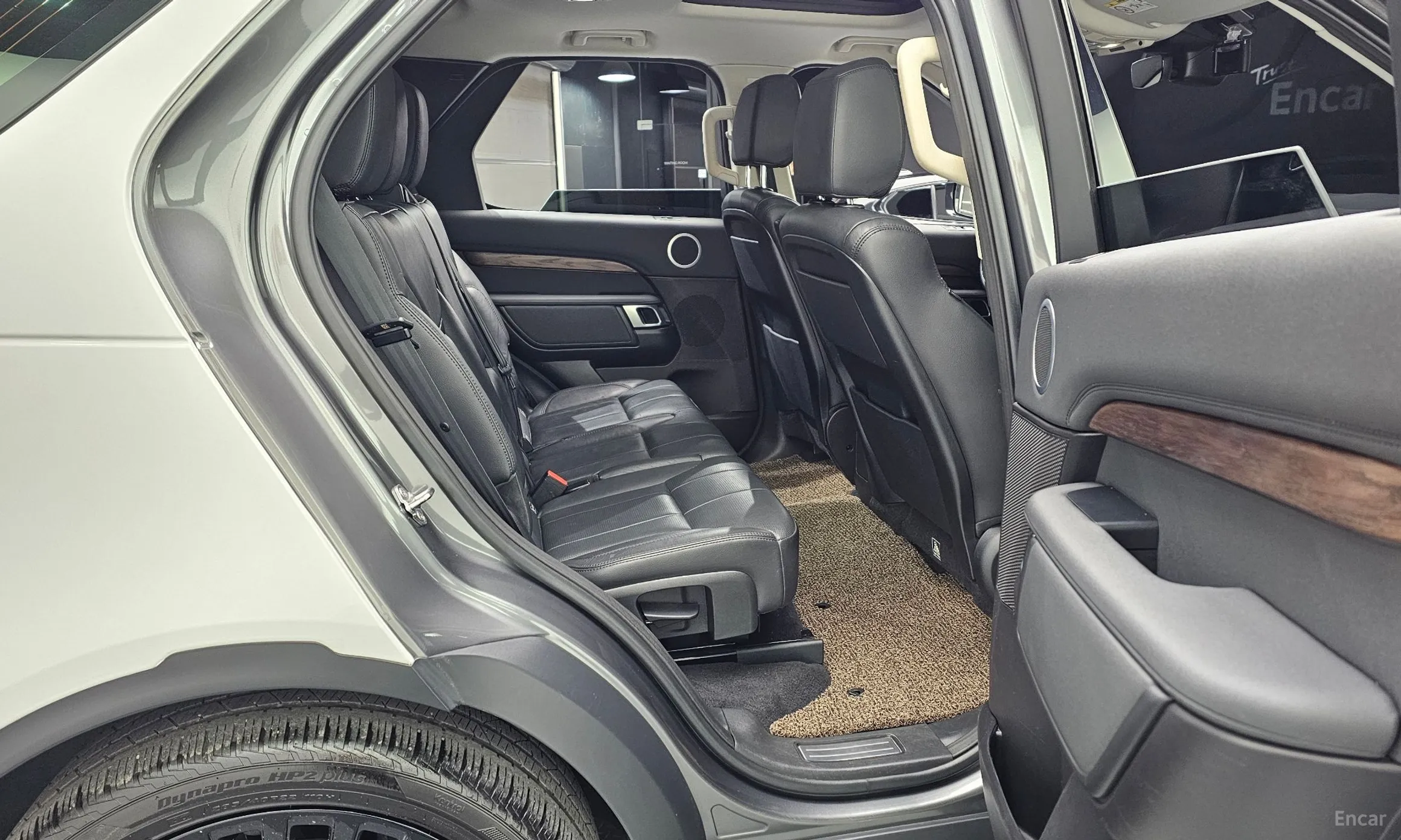 Land Rover Discovery 5 превью 12