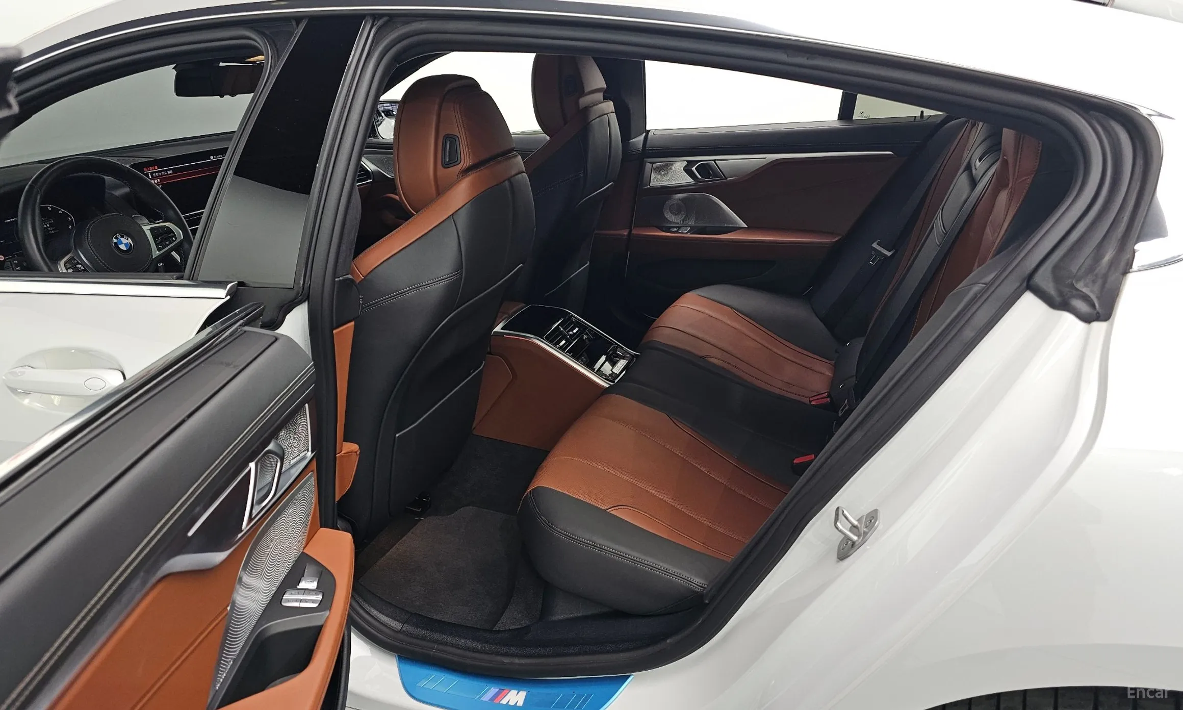 BMW 8-series (G15) превью 12