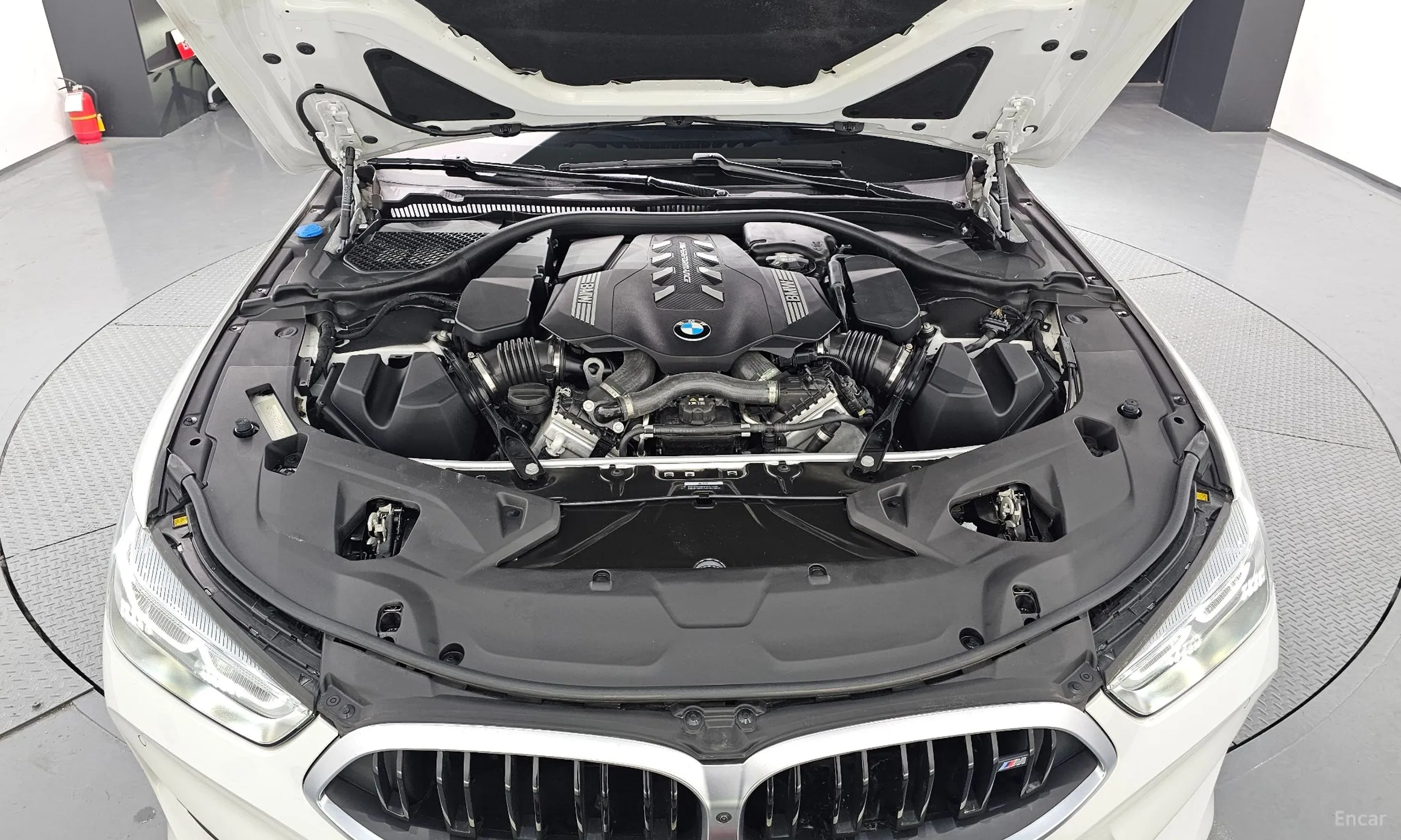 BMW 8-series (G15) превью 6