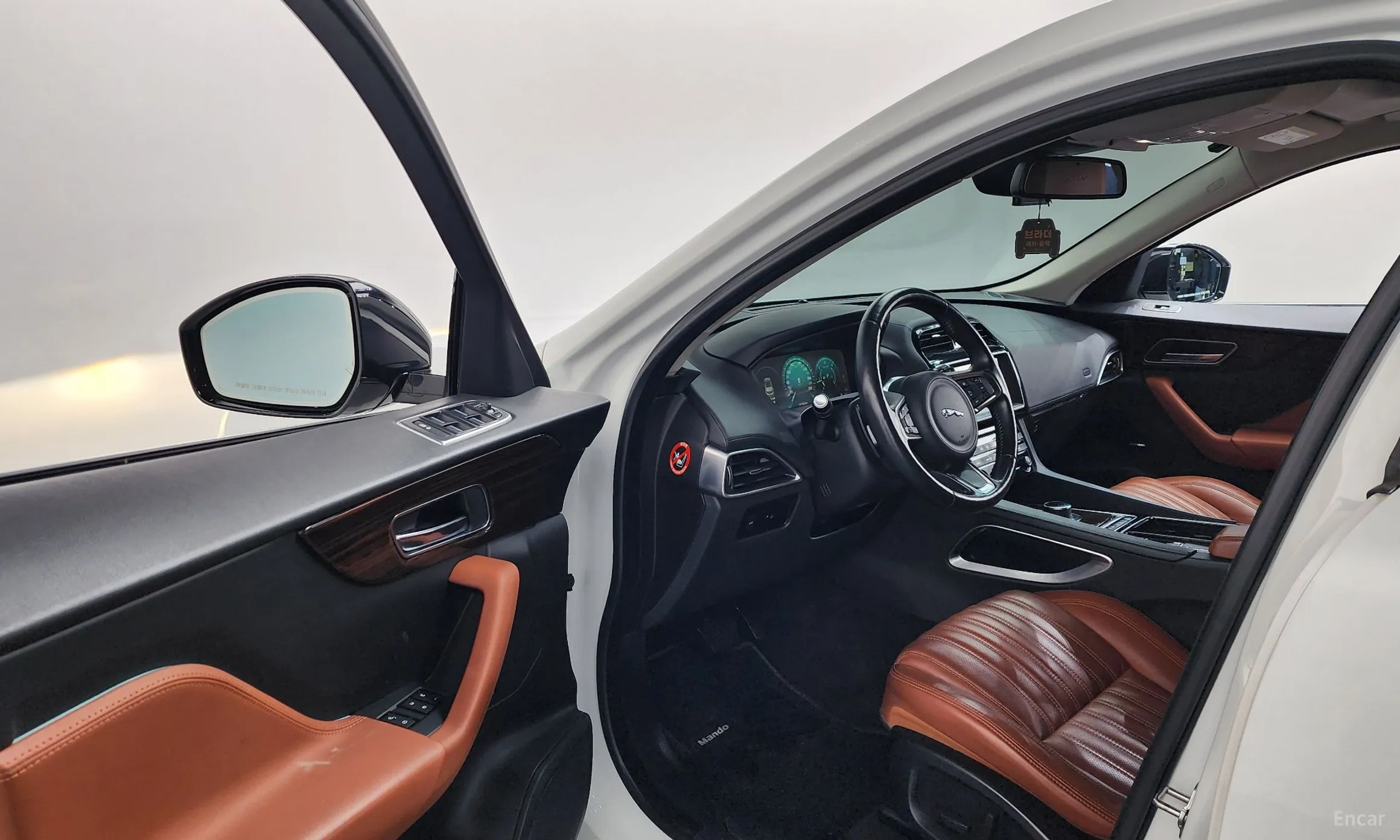 Jaguar F-PACE превью 10