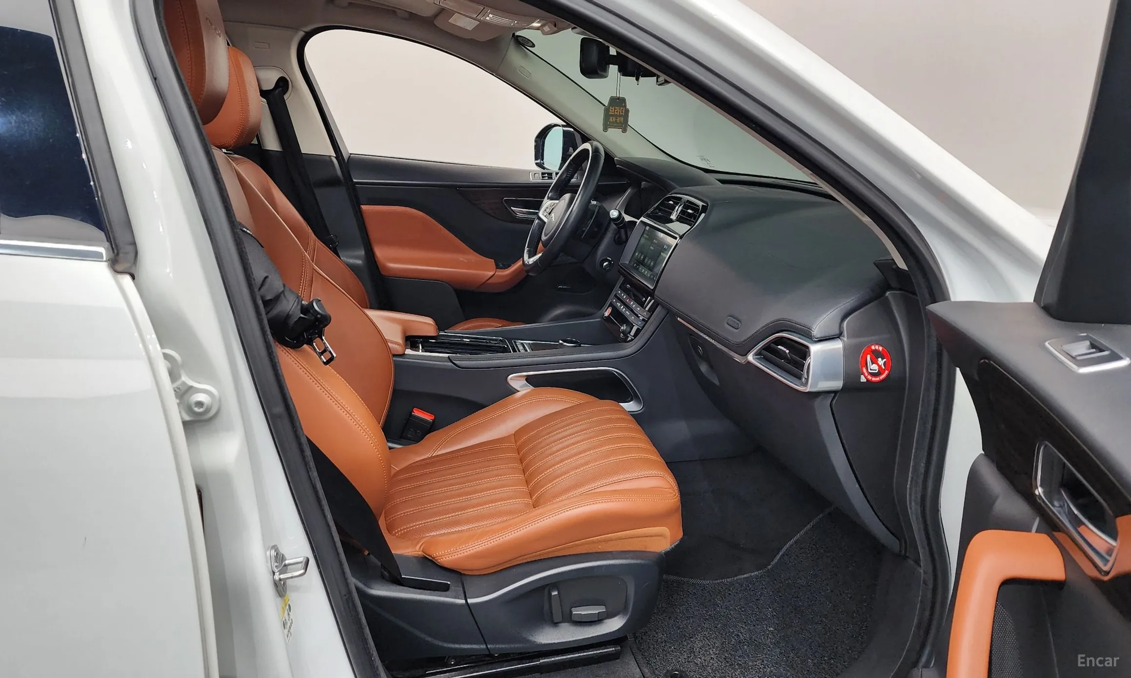 Jaguar F-PACE превью 11