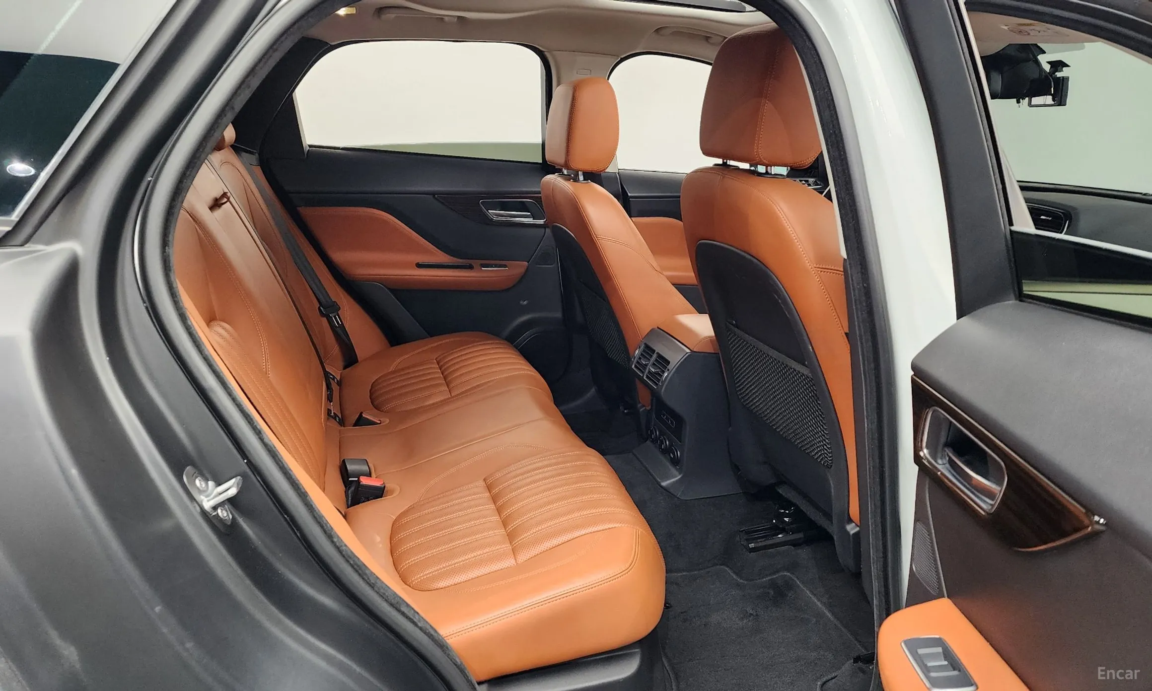 Jaguar F-PACE превью 12
