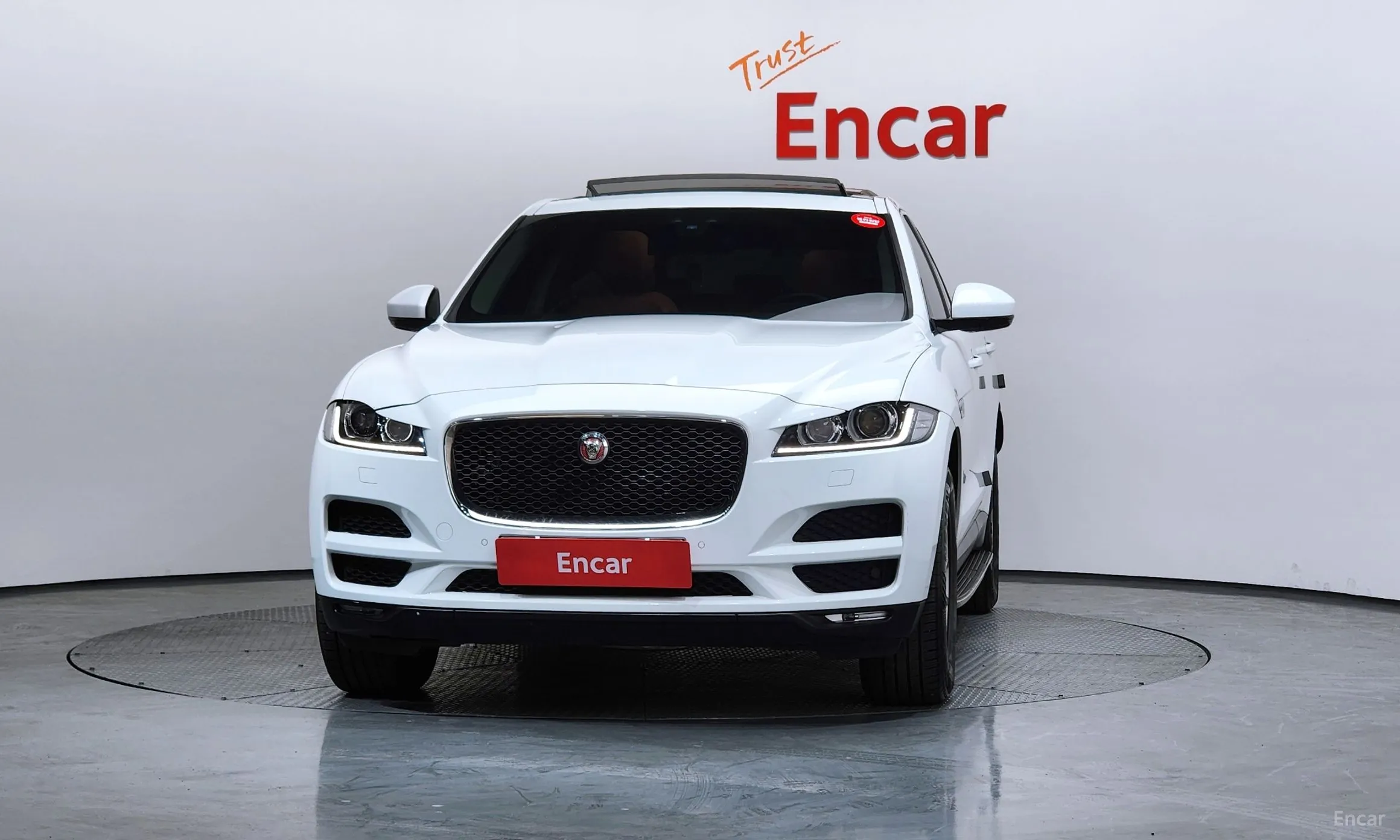 Jaguar F-PACE превью 3
