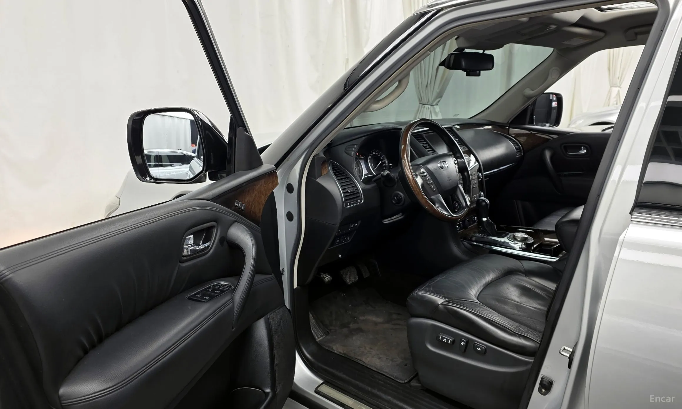 Infiniti QX56 превью 10