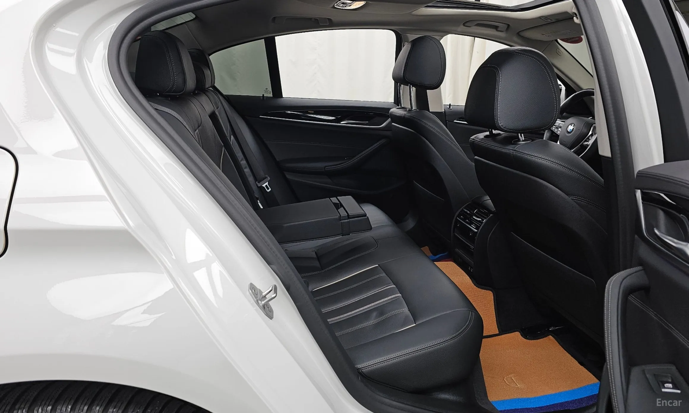 BMW 5 Series (G30) превью 12