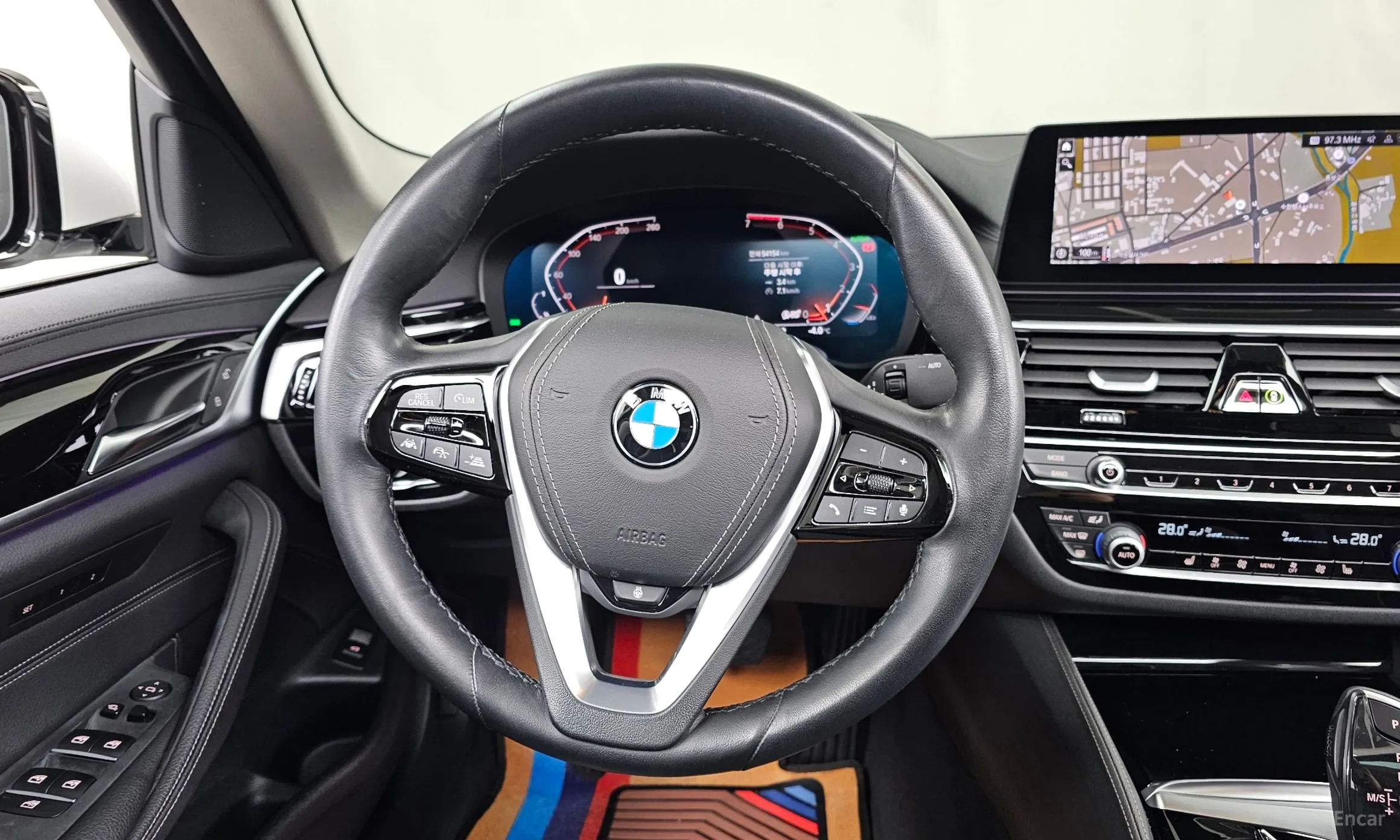 BMW 5 Series (G30) превью 13